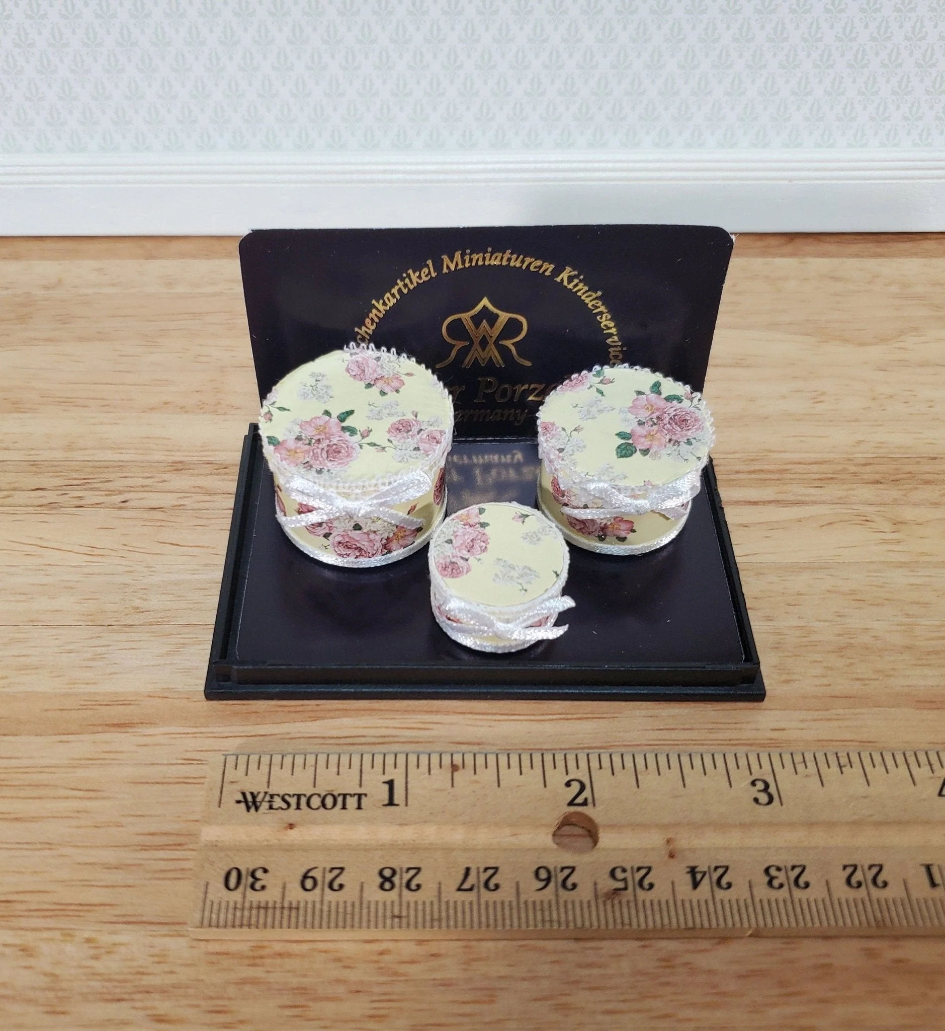 3 Dollhouse Hat Boxes Round by Reutter 1:12 Scale Miniature Accessories - Image 3