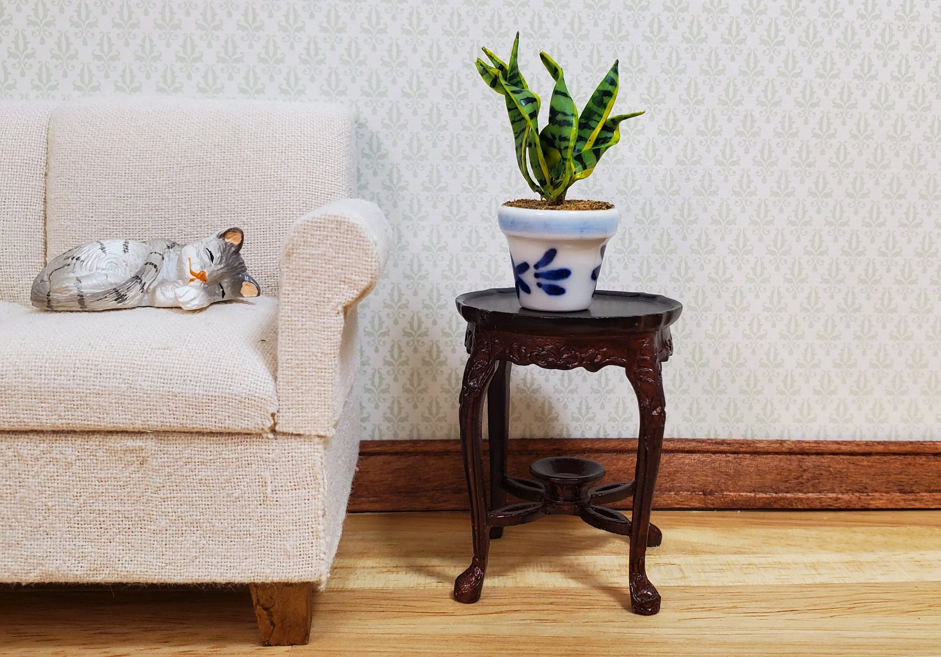 Bespaq Dollhouse Small Side Table Round Mahogany 1:12 Scale Miniature Furniture - Image 2