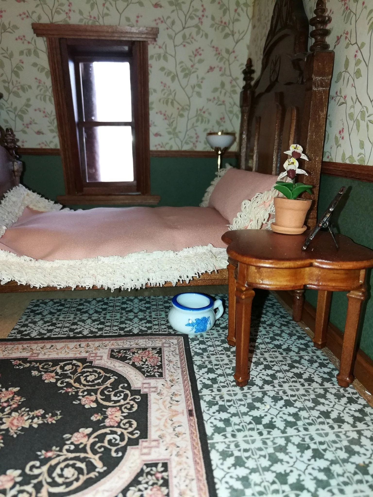 Chamber Pots Set of 4 1:12 Scale Dollhouse Miniature Ceramic with Flower Design - Image 2