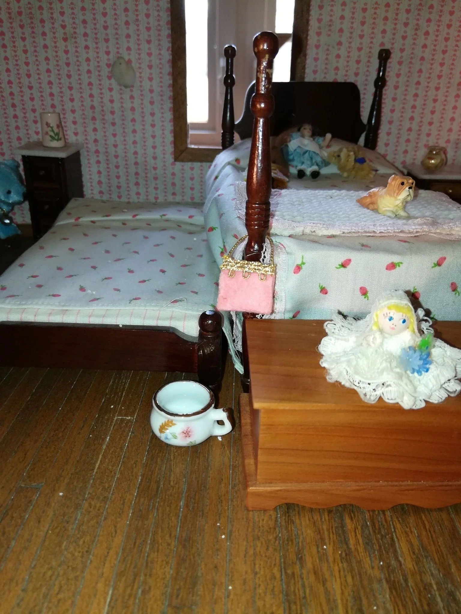 Chamber Pots Set of 4 1:12 Scale Dollhouse Miniature Ceramic with Flower Design - Image 3