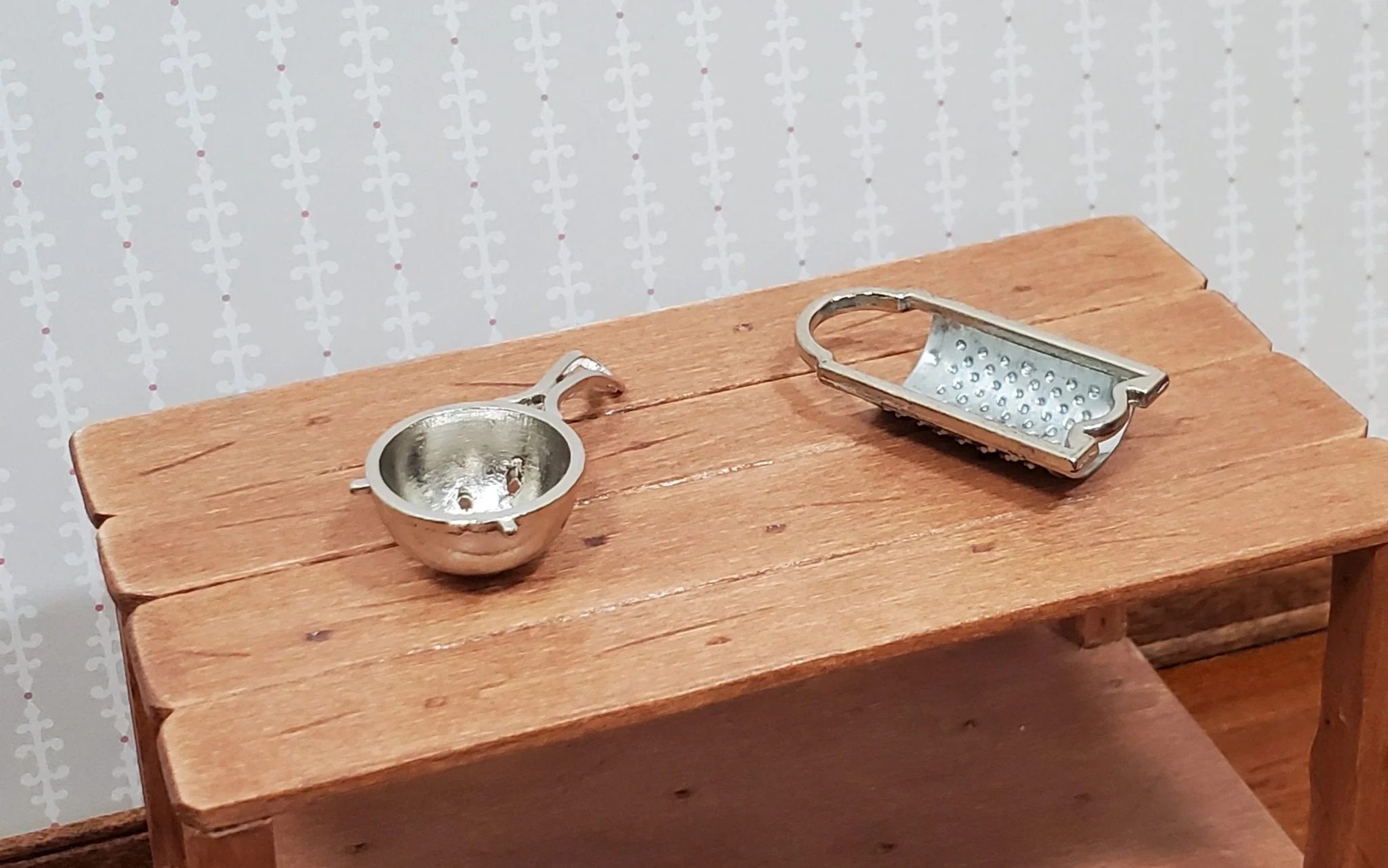 Dollhouse 1:6 Scale Grater & Strainer Playscale Kitchen Accessories Metal Silver - Image 4