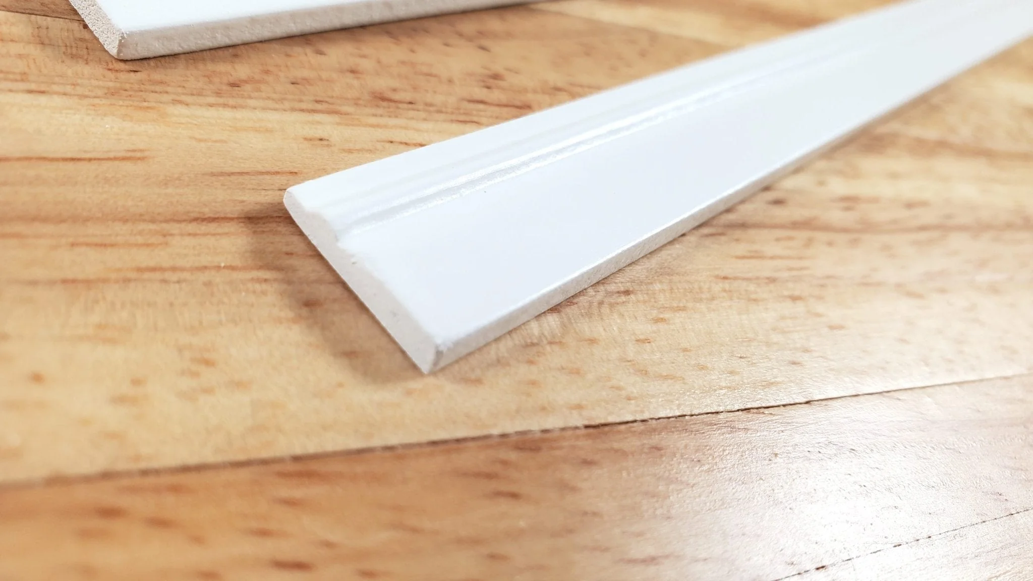 Dollhouse Baseboard 5 Pieces Trim White 1.5cm x 45cm long 1:12 Scale Skirting - Image 3
