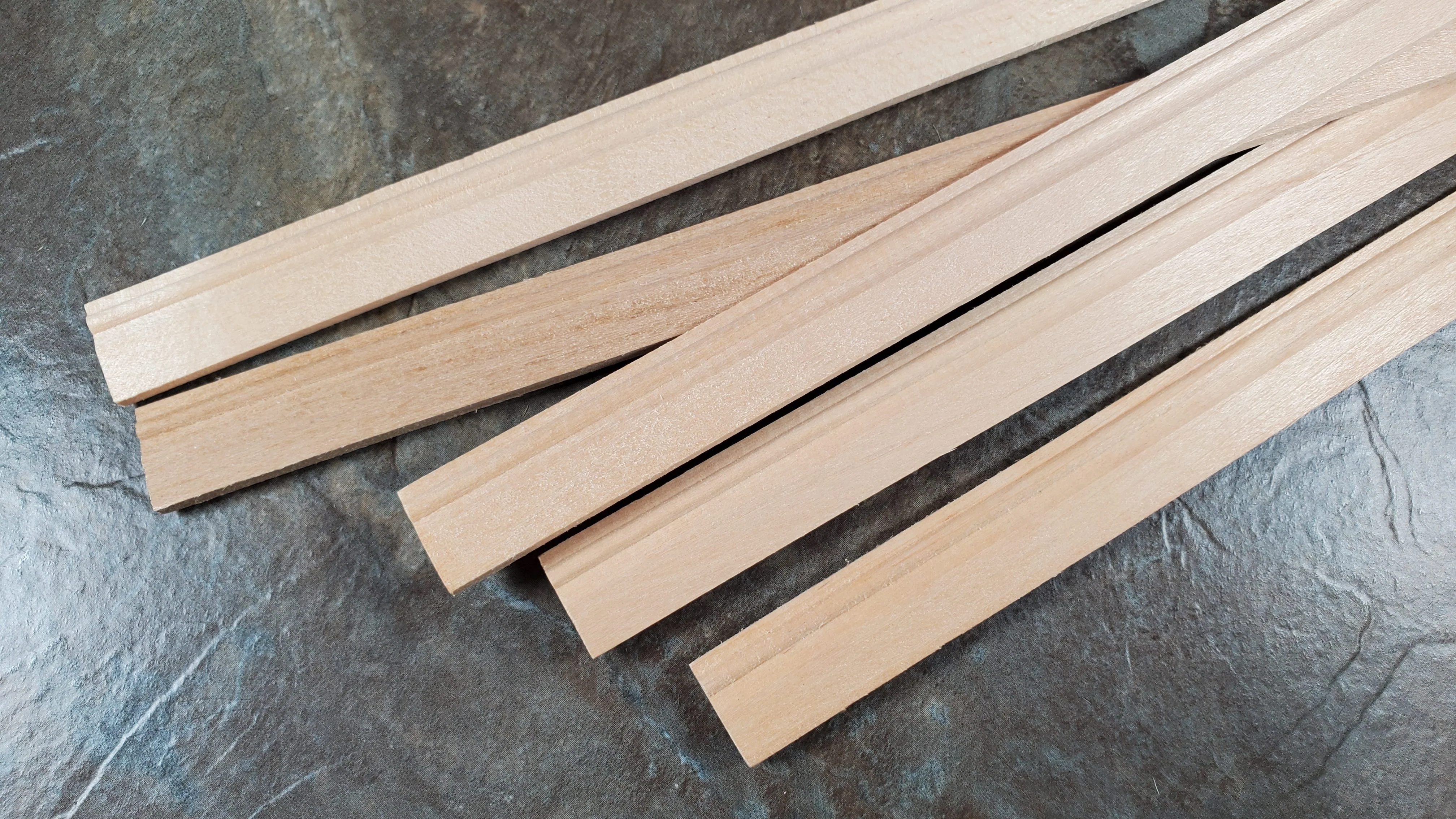 Dollhouse Baseboard Molding 9/16" x 18" long 5 pcs 1:12 Scale Miniature Skirting - Image 2