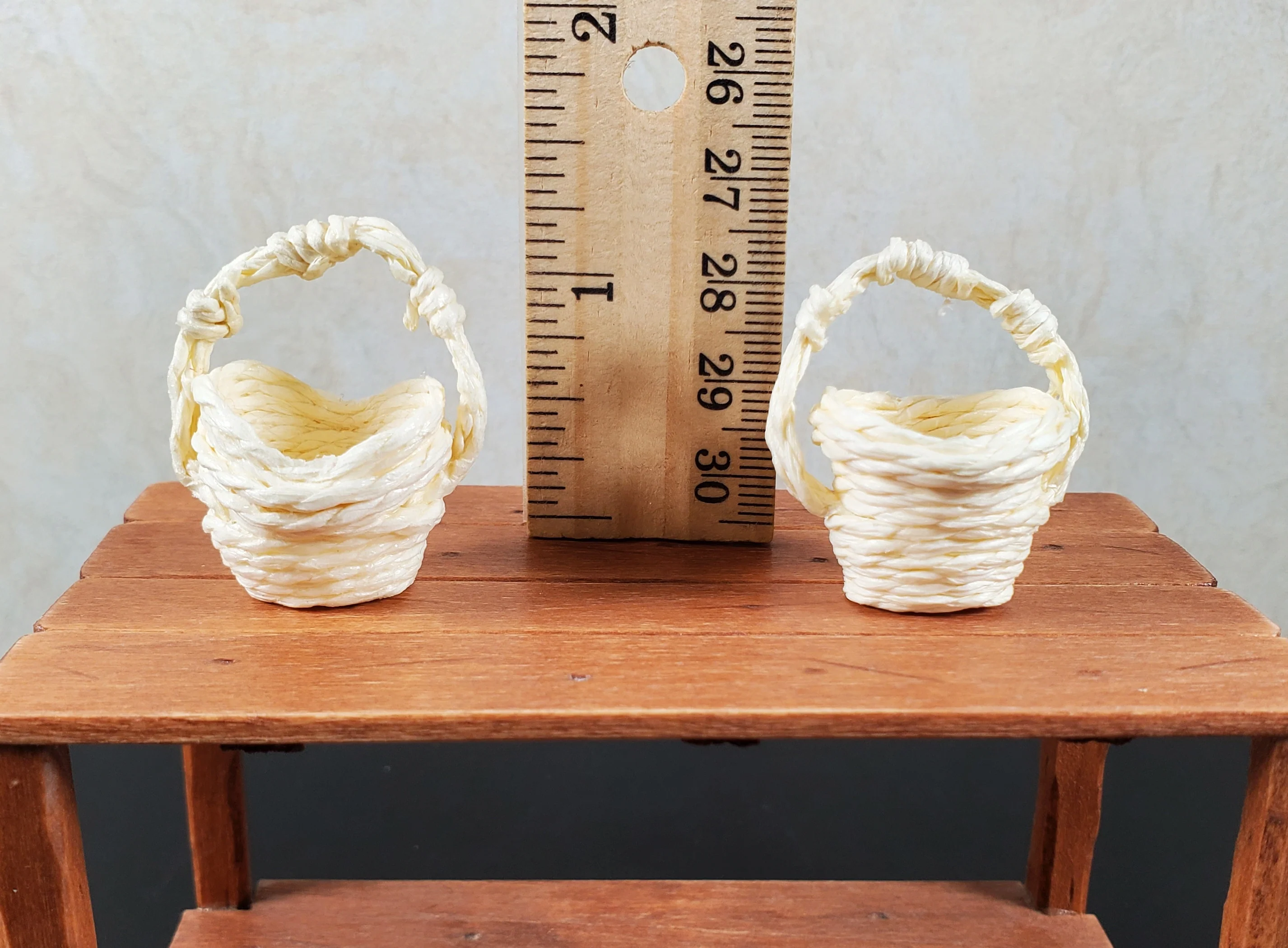 Dollhouse Baskets Set of 2 Cream 1:12 Scale Dollhouse Miniatures - Image 3