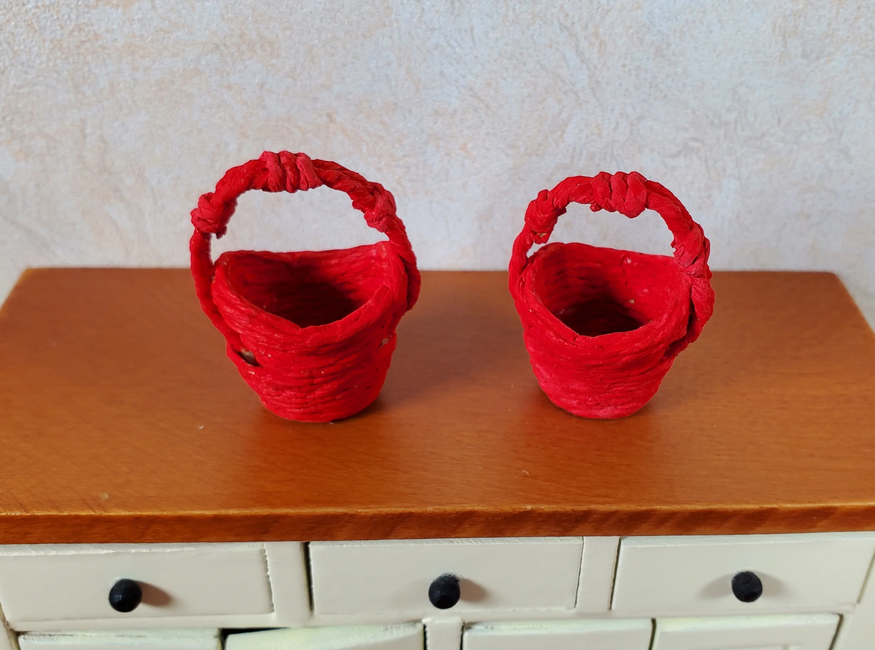 Dollhouse Baskets Set of 2 Red 1:12 Scale Dollhouse Miniatures - Image 2