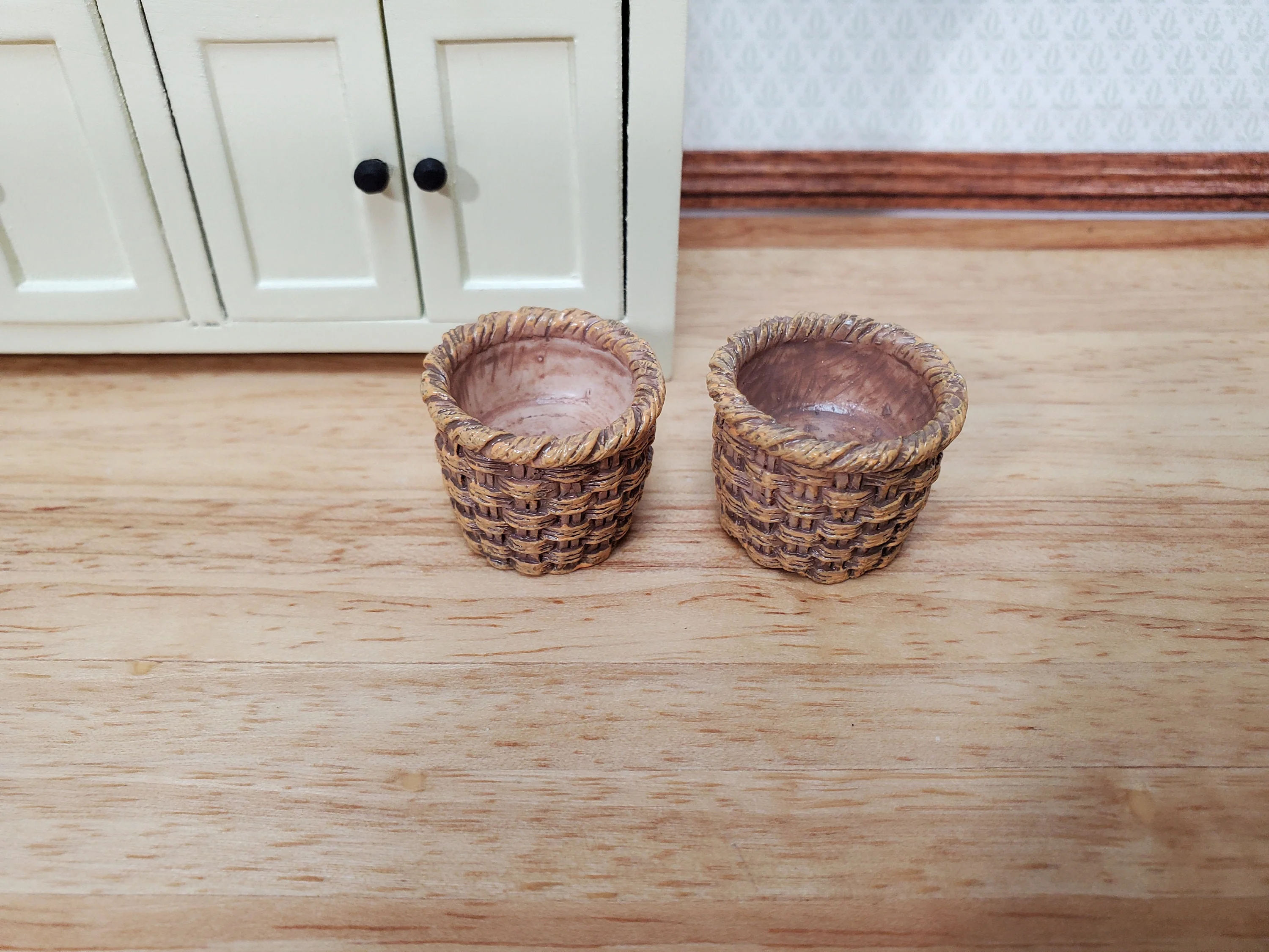 Dollhouse Baskets Set of 2 Resin Brown 1:12 Scale Miniatures 3/4" tall - Image 2