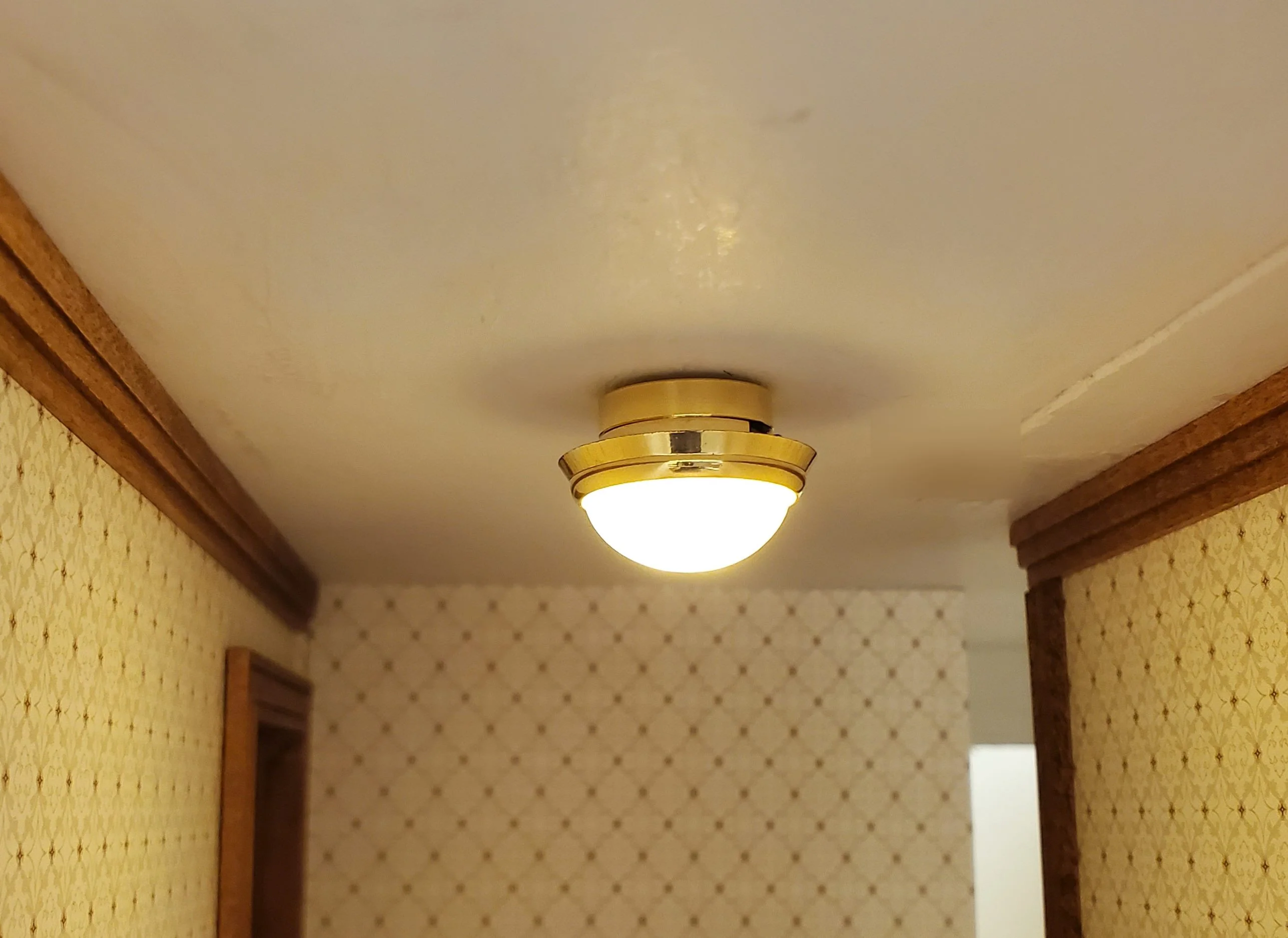 Dollhouse Battery Ceiling Light Low Profile Warm Light 1:12 Scale Houseworks - Image 3