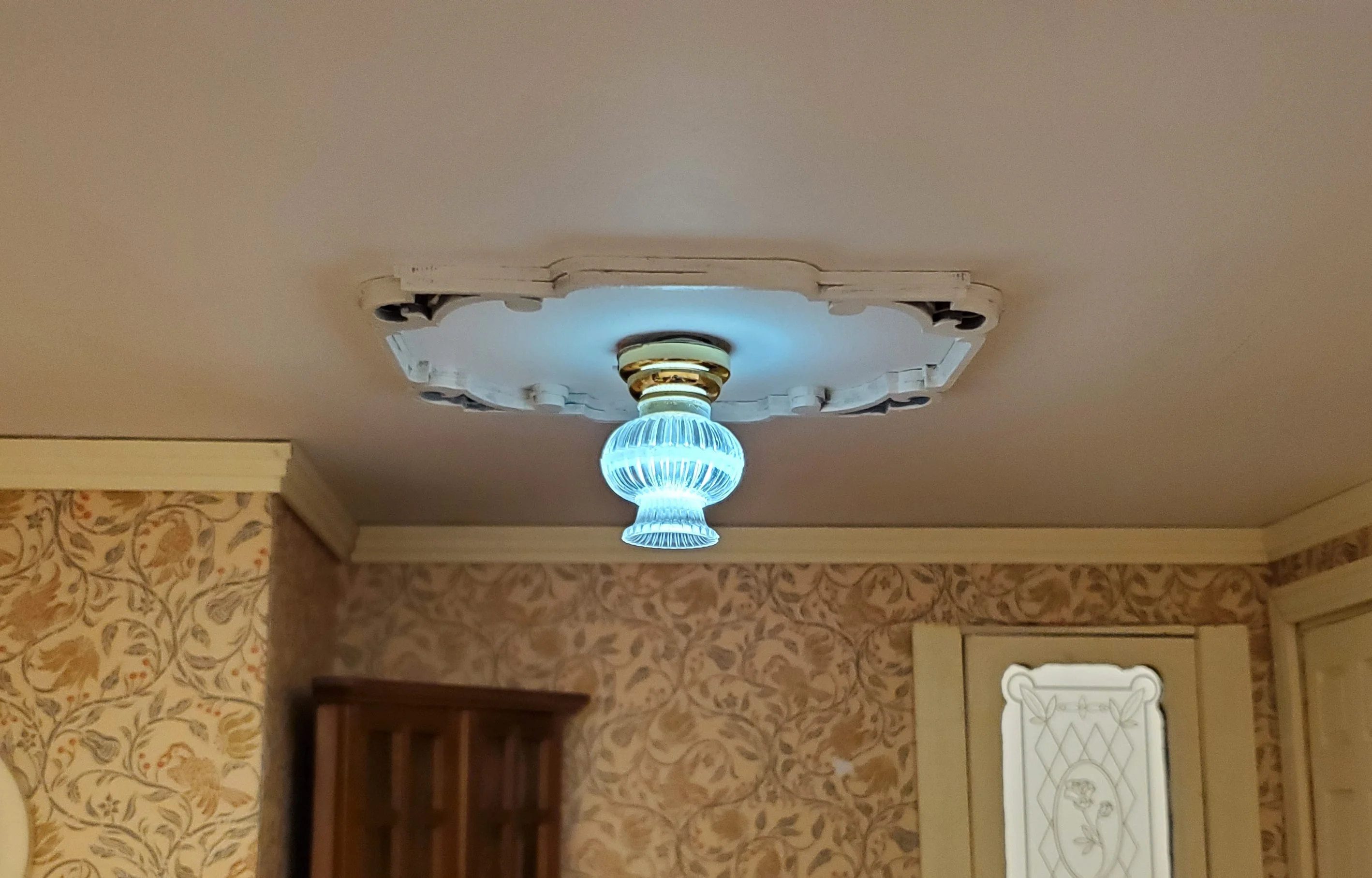 Dollhouse Battery Operated Ceiling Light 1:12 Scale Miniature Houseworks 2336 - Image 4