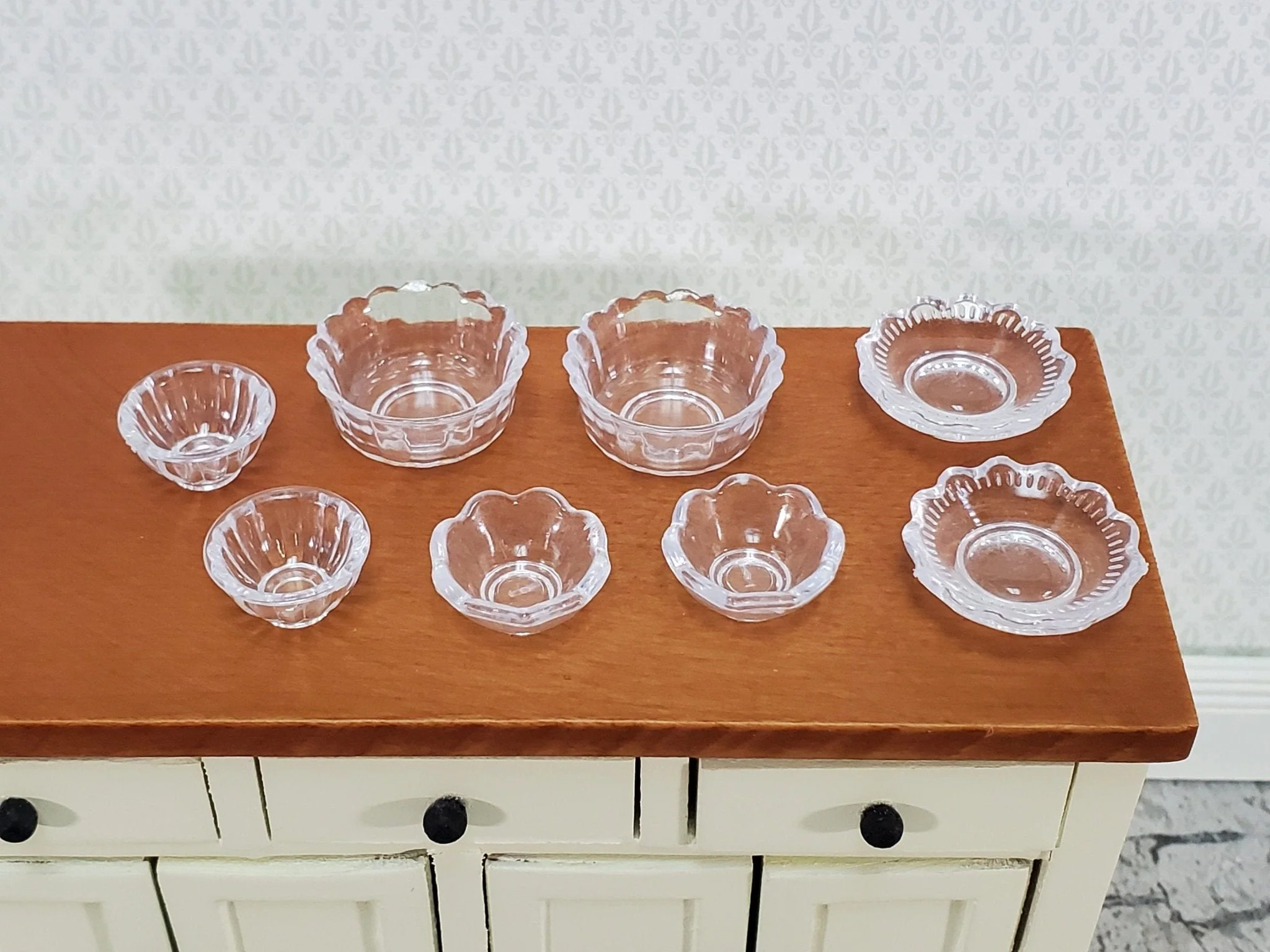 Dollhouse Bowls Serving Dishes Clear Plastic Scalloped Edge Set of 8 1:12 Scale Miniatures - Image 3