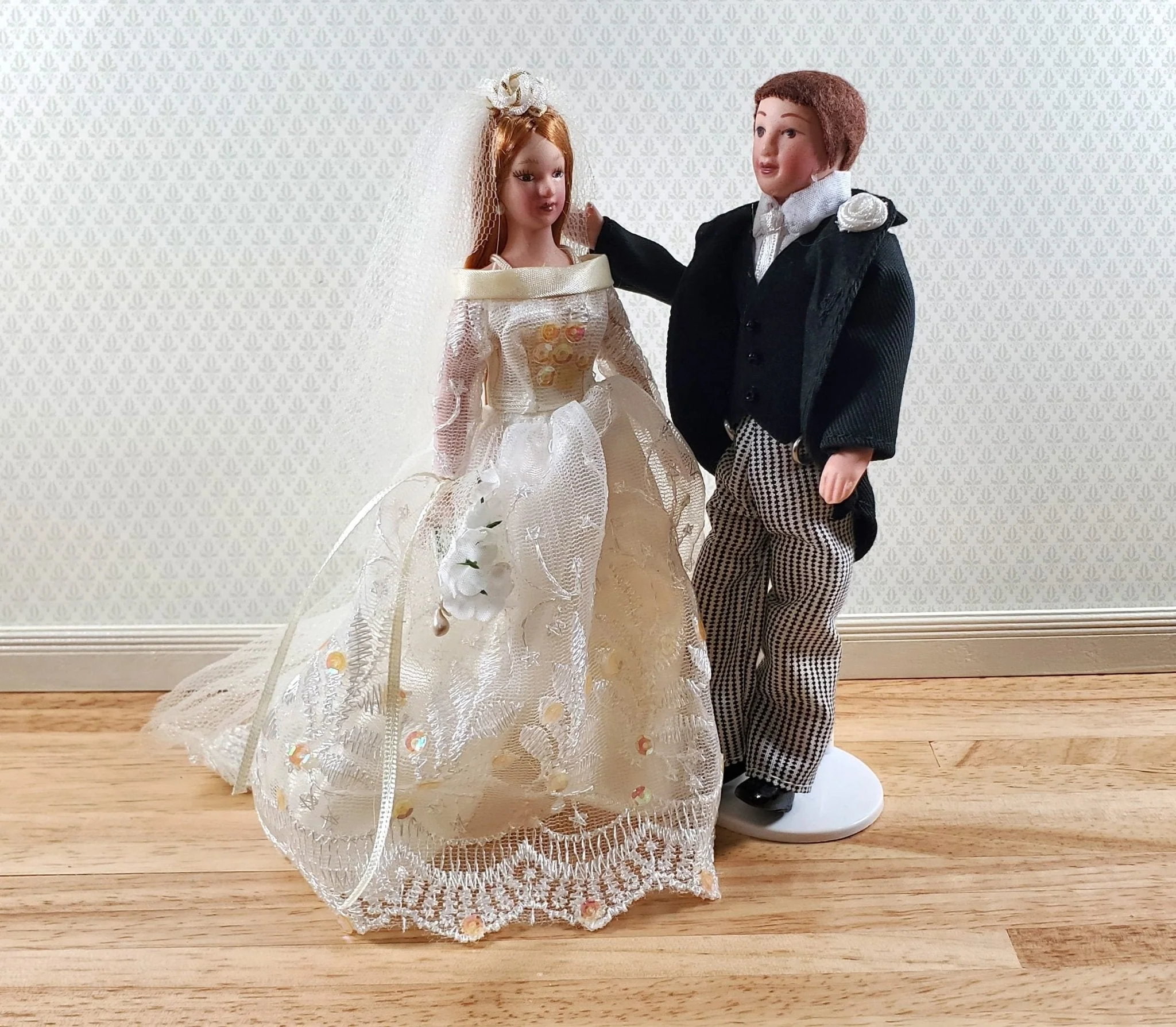 Dollhouse Bride in Wedding Dress Veil Doll Porcelain Female Woman 1:12 Scale - Image 3