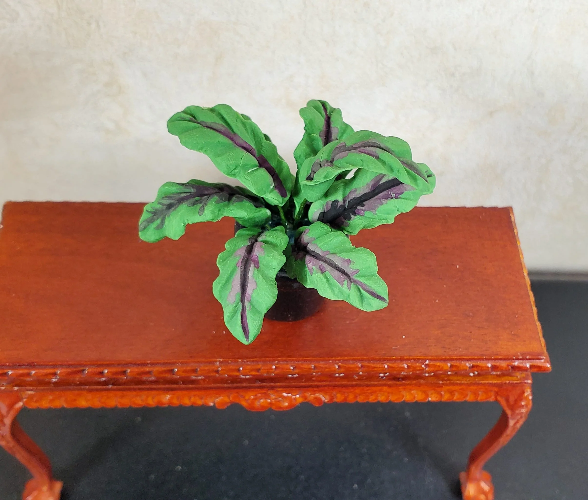 Dollhouse Broadleaf Fern Green Leaves Red Veins in Black Ceramic Pot 1:12 Scale - Image 2