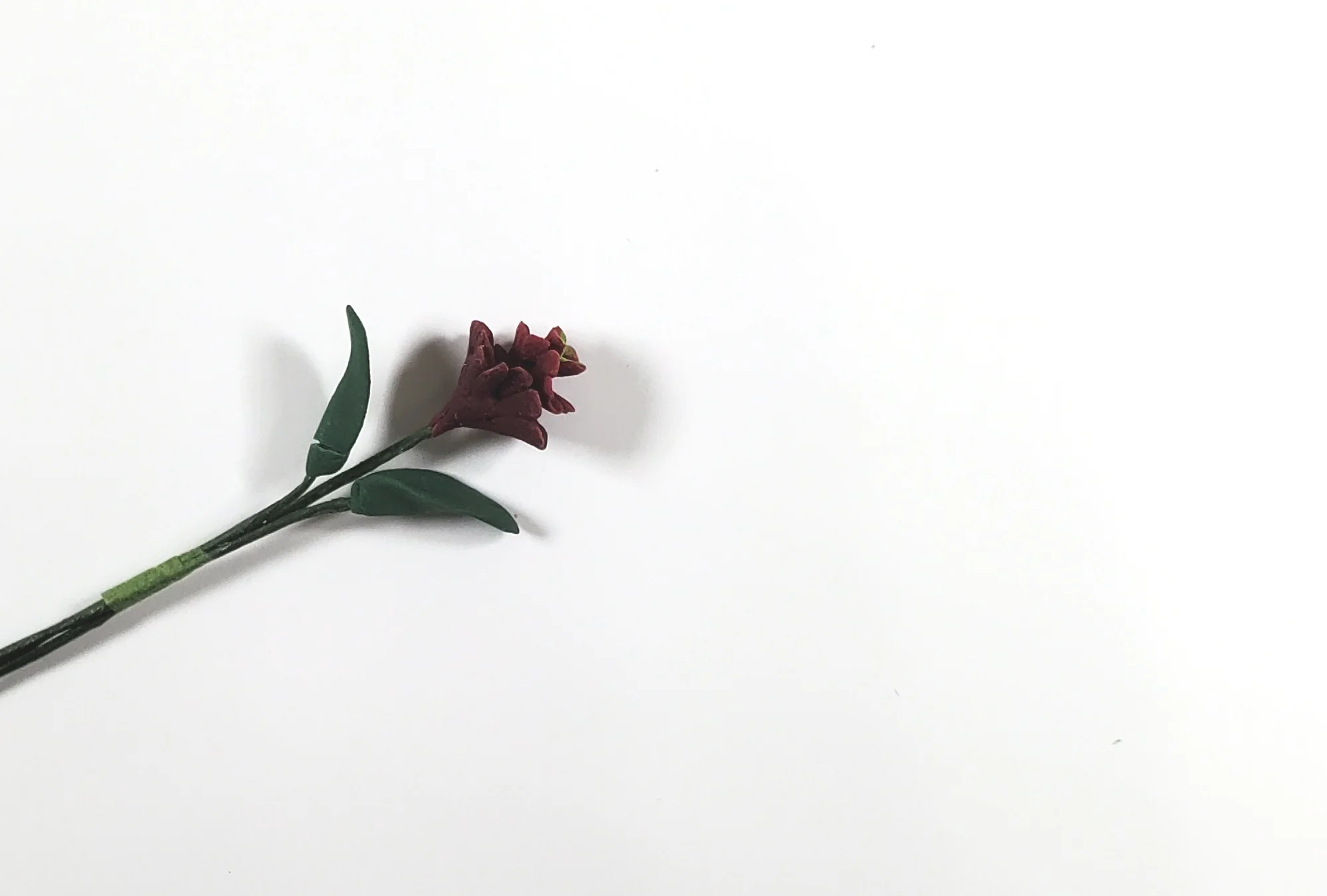 Dollhouse Burgundy Zinnia Single Long Stem with Foliage 1:12 Scale Miniature - Image 2
