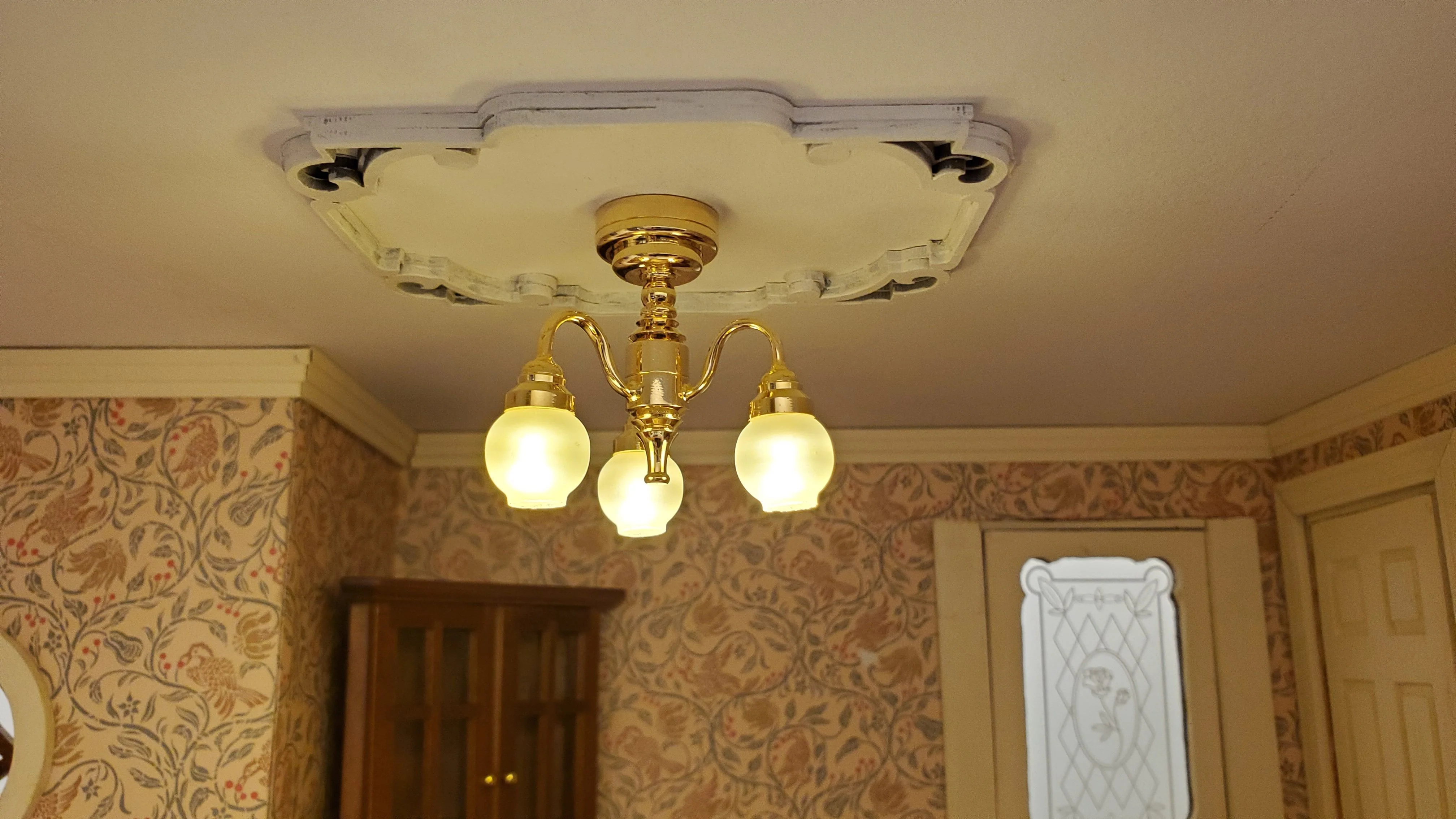 Dollhouse Ceiling Light Battery Operated with Wand 3 Arm Globes 1:12 Miniature