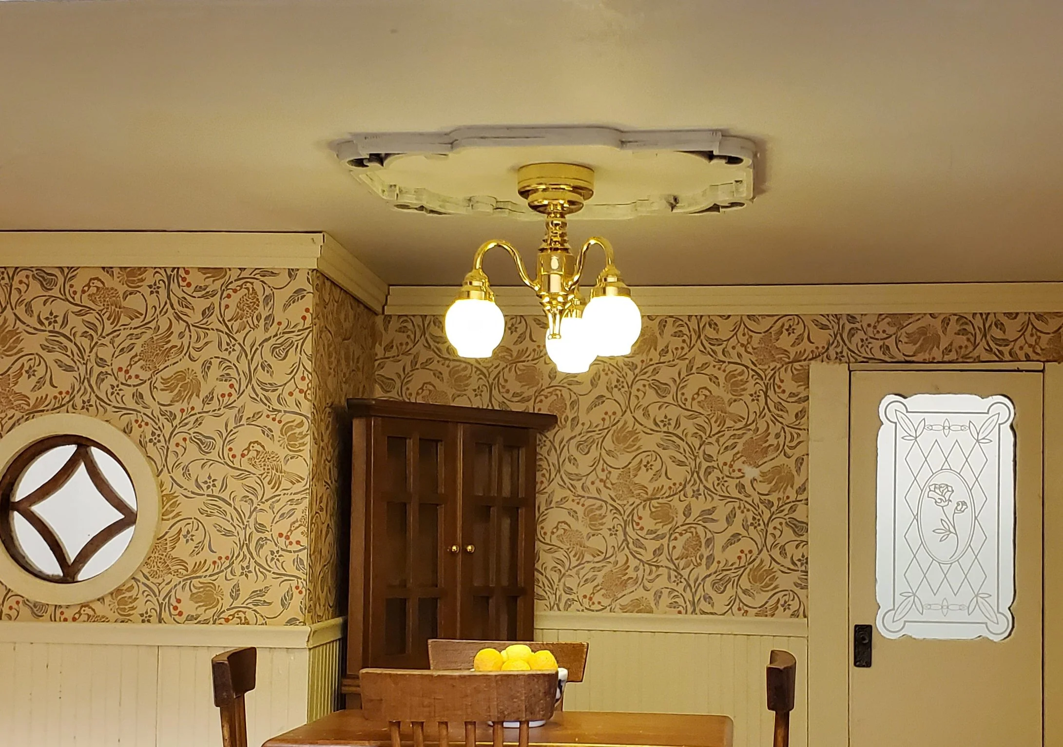 Dollhouse Ceiling Light Battery Operated with Wand 3 Arm Globes 1:12 Miniature - Image 3