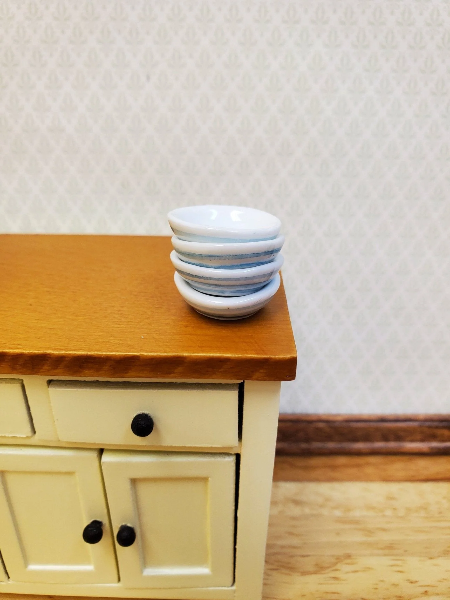 Dollhouse Ceramic Bowls White with Blue Lines Set of 4 1:12 Scale Miniatures - Image 4
