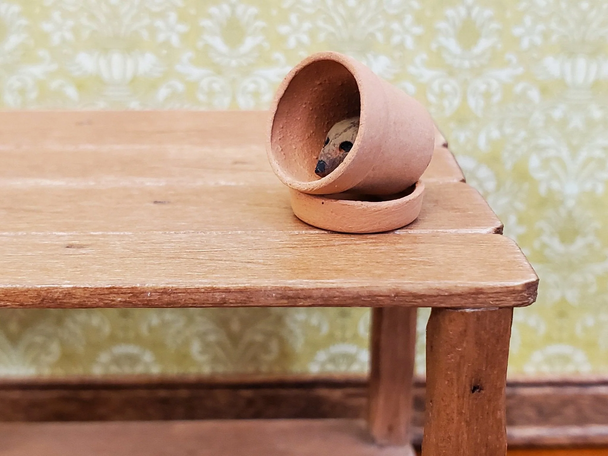 Dollhouse Clay Pot with Hedgehog Inside Garden Planter Terra Cotta 1:12 Scale Miniature - Image 2