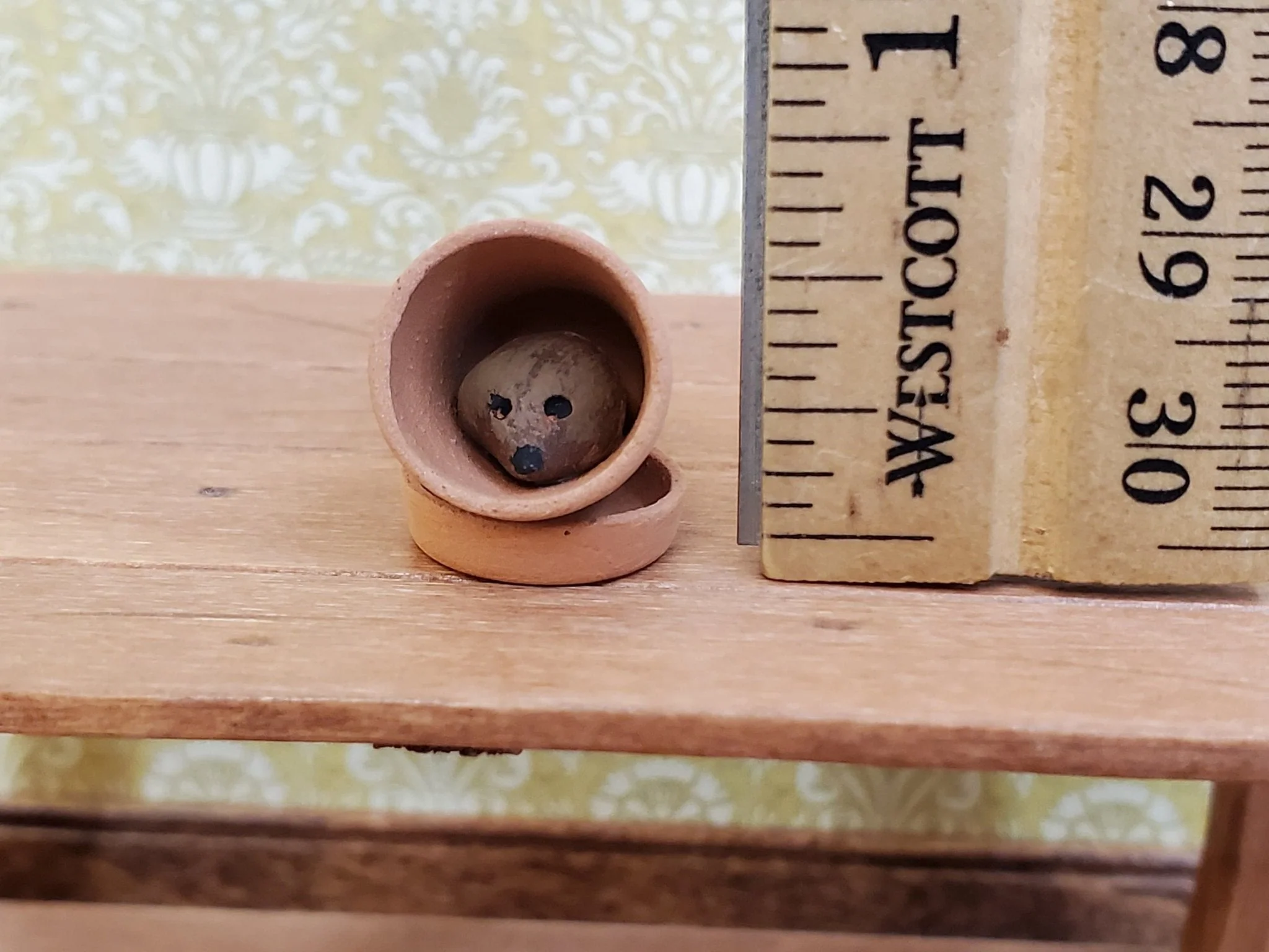 Dollhouse Clay Pot with Hedgehog Inside Garden Planter Terra Cotta 1:12 Scale Miniature - Image 4