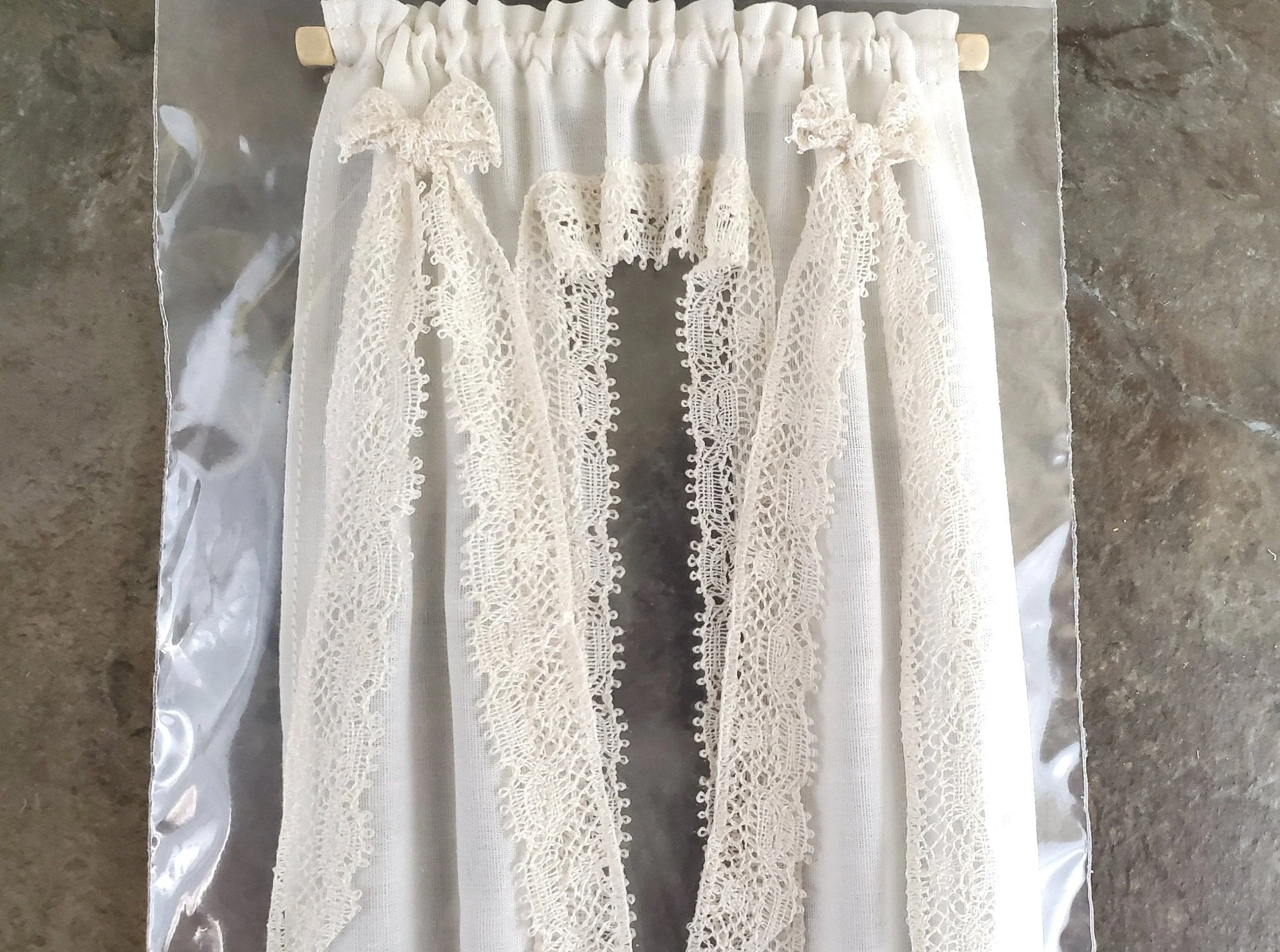 Dollhouse Curtains Fabric & Lace Cream with Curtain Rod 1:12 Scale Miniatures - Image 4