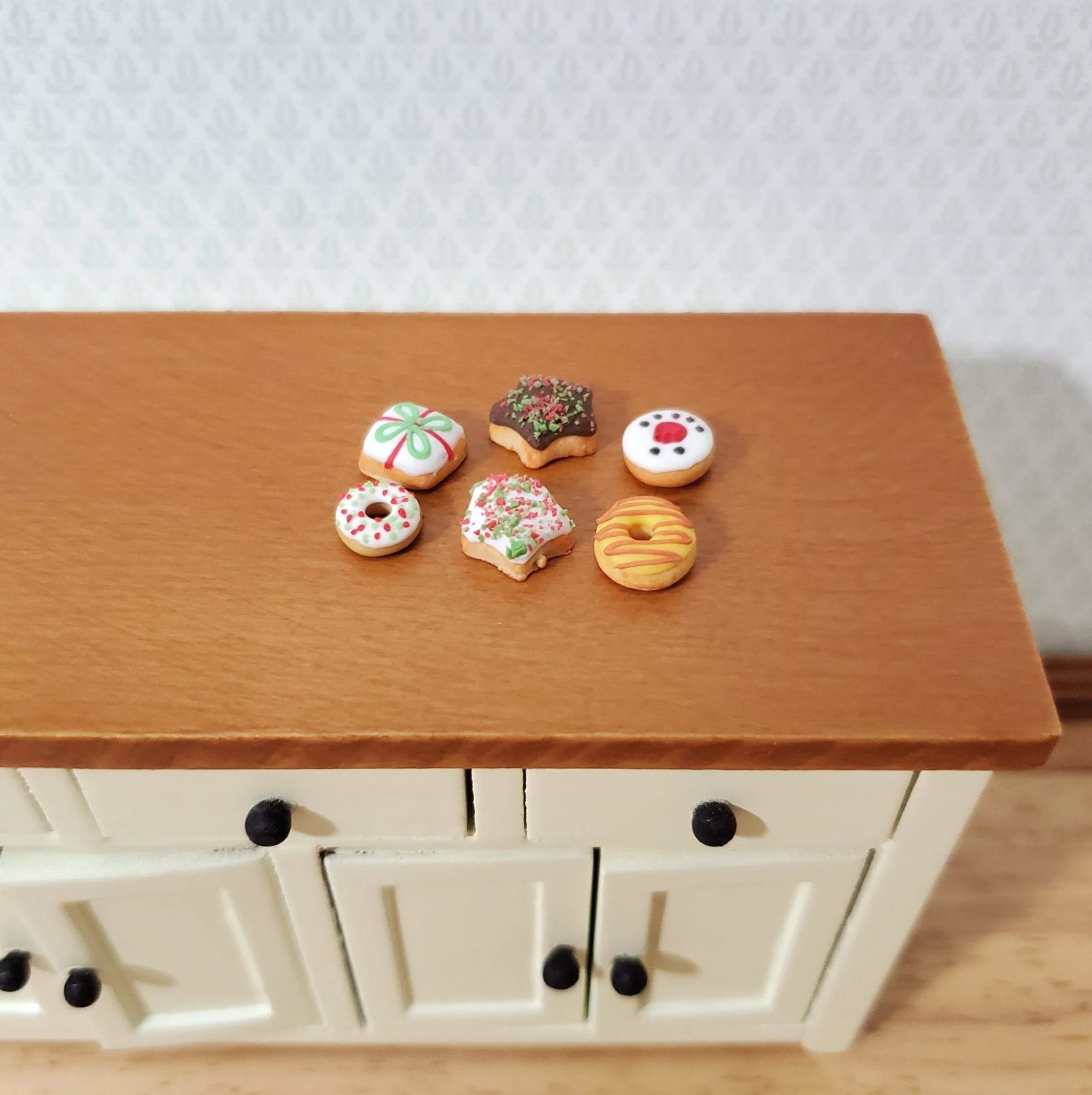 Dollhouse Donuts x6 Christmas Theme Dessert 1:12 Scale Miniature Food - Image 2