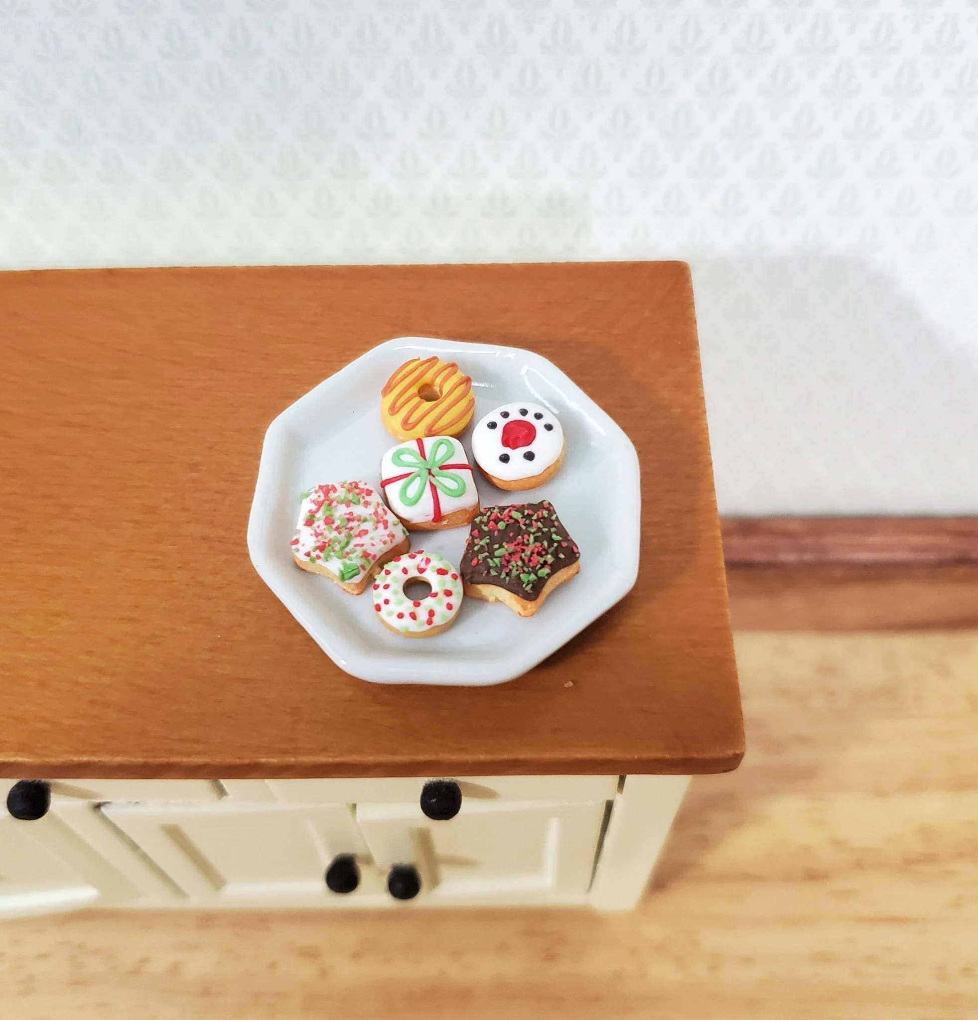 Dollhouse Donuts x6 Christmas Theme Dessert 1:12 Scale Miniature Food - Image 3