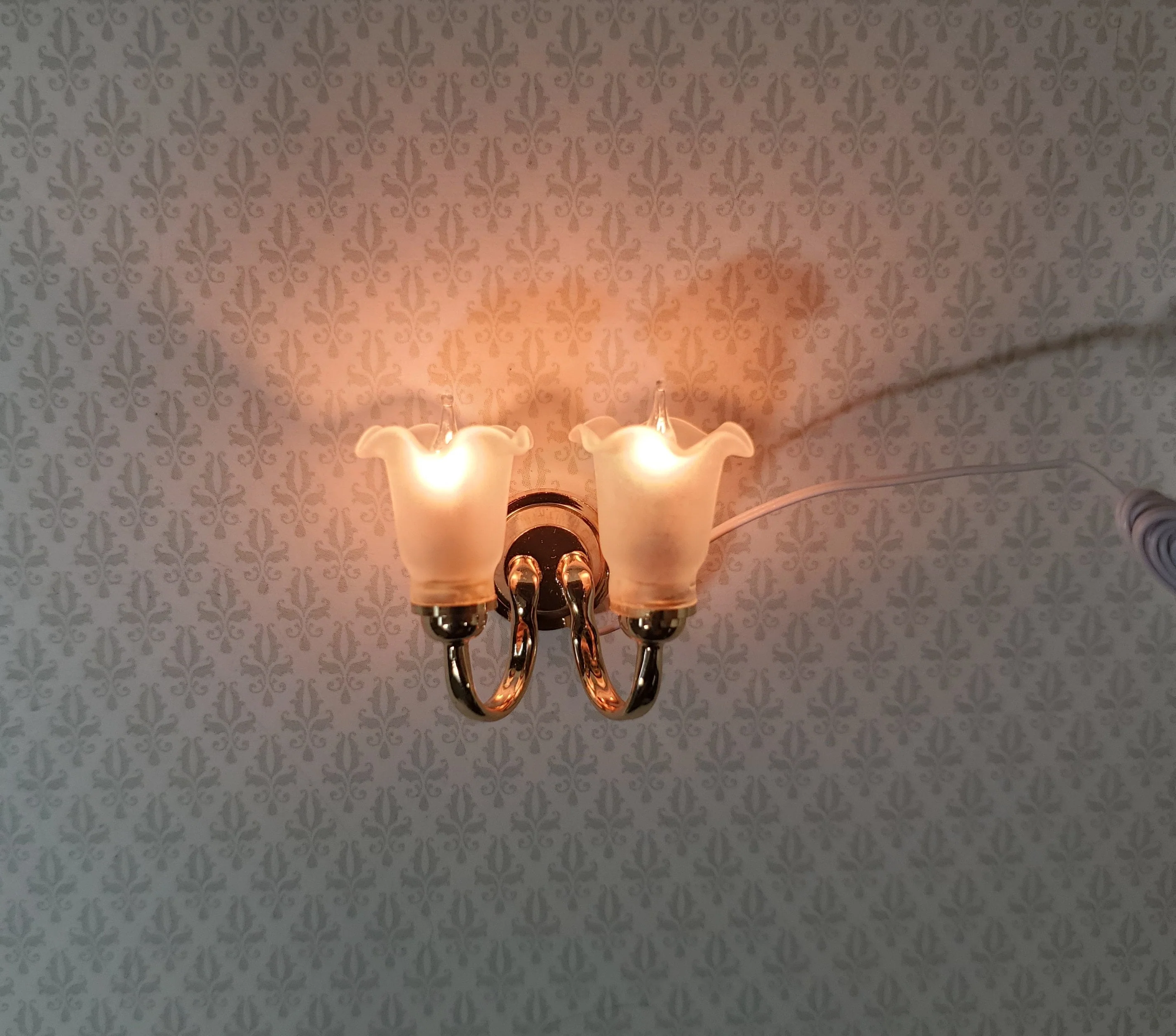 Dollhouse Double Tulip Sconce Flower Shade 12 Volt with Plug 1:12 Scale HW2673 - Image 9