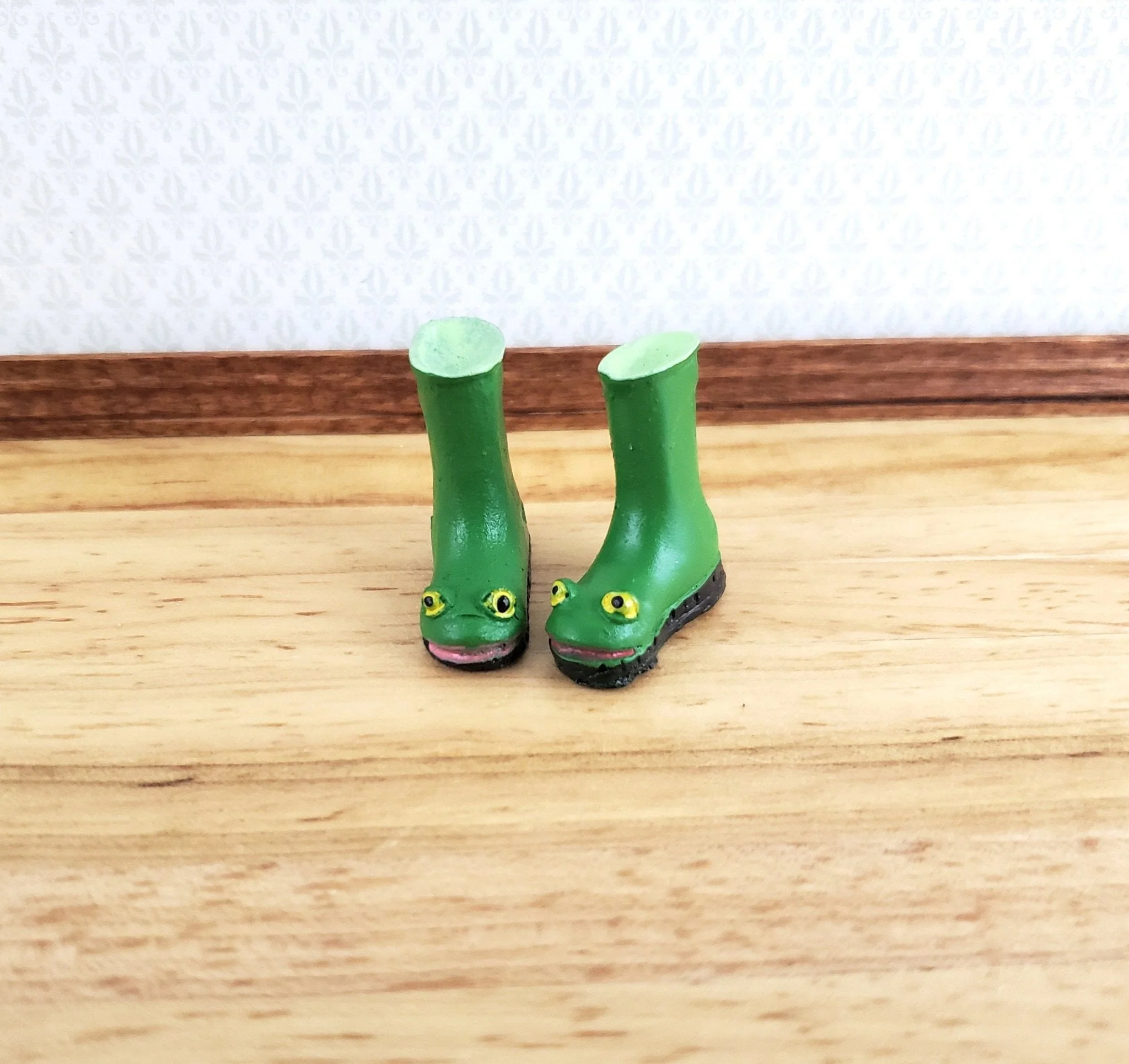 Dollhouse Frog Rain Boots Froggy Wellies Green Resin 1:12 Scale Miniatures