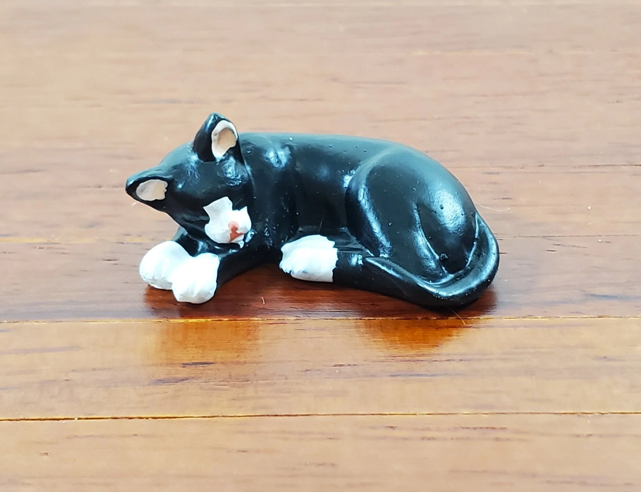 Dollhouse Kitty Cat Tuxedo Black and White Sleeping Curled Up 1:12 Scale Miniature