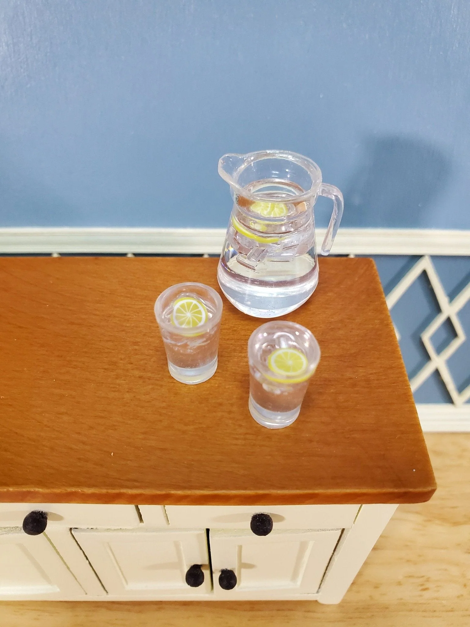 Dollhouse Large Pitcher of Ice Water & 2 Glasses with Lemons Miniature - Image 2