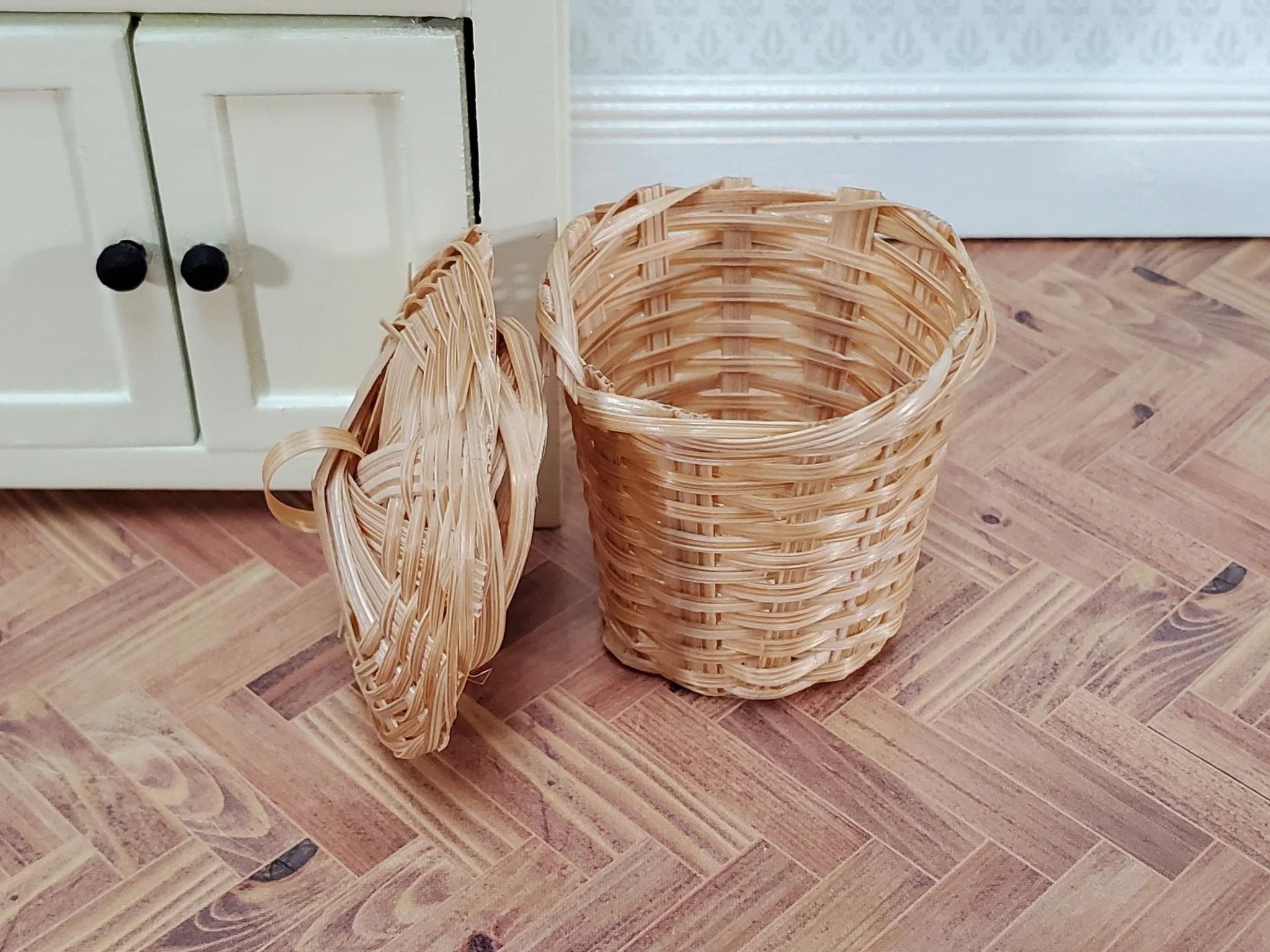 Dollhouse Laundry Basket Wicker with Removable Lid 1:12 Scale Miniature - Image 2