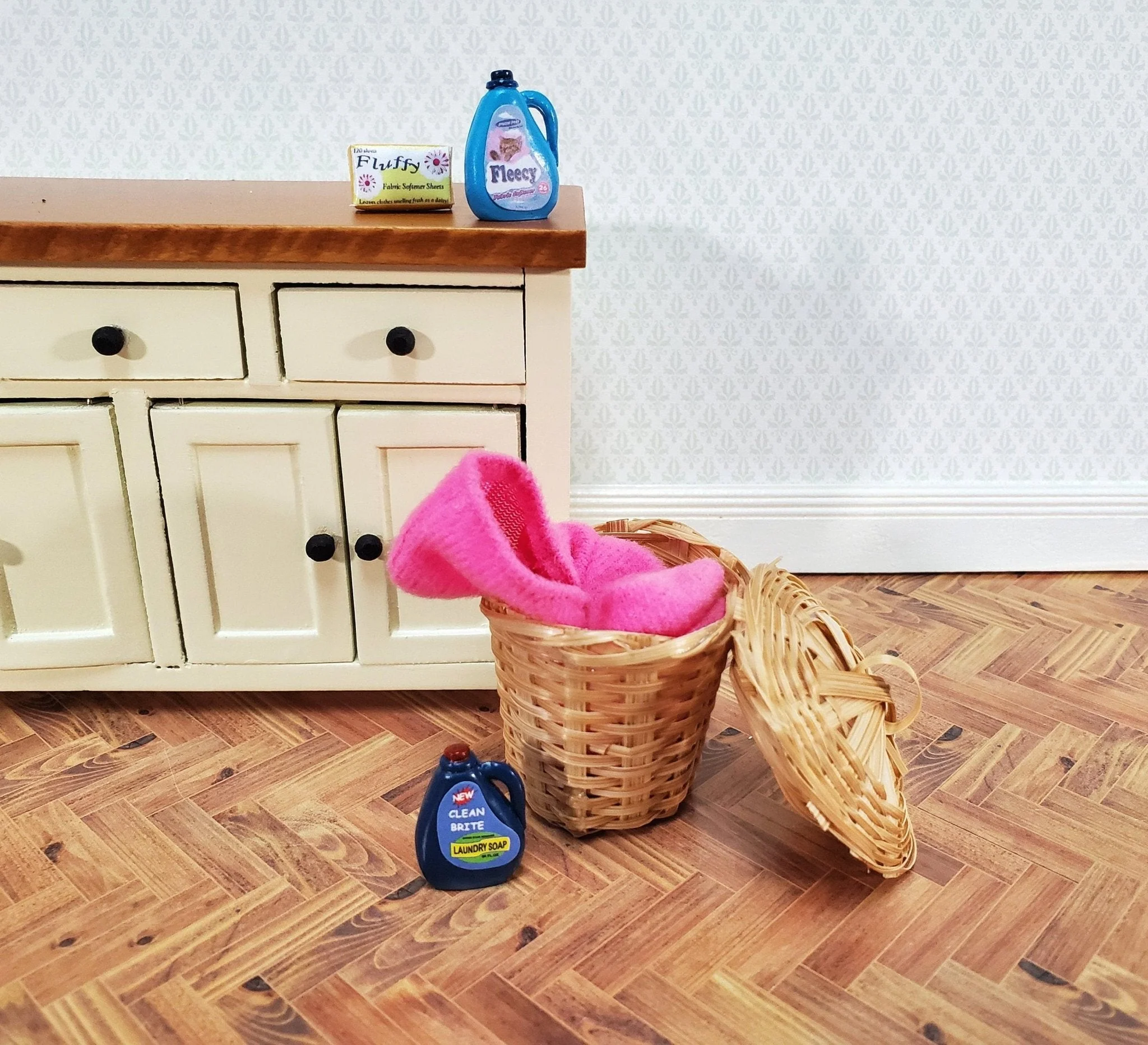 Dollhouse Laundry Basket Wicker with Removable Lid 1:12 Scale Miniature - Image 4