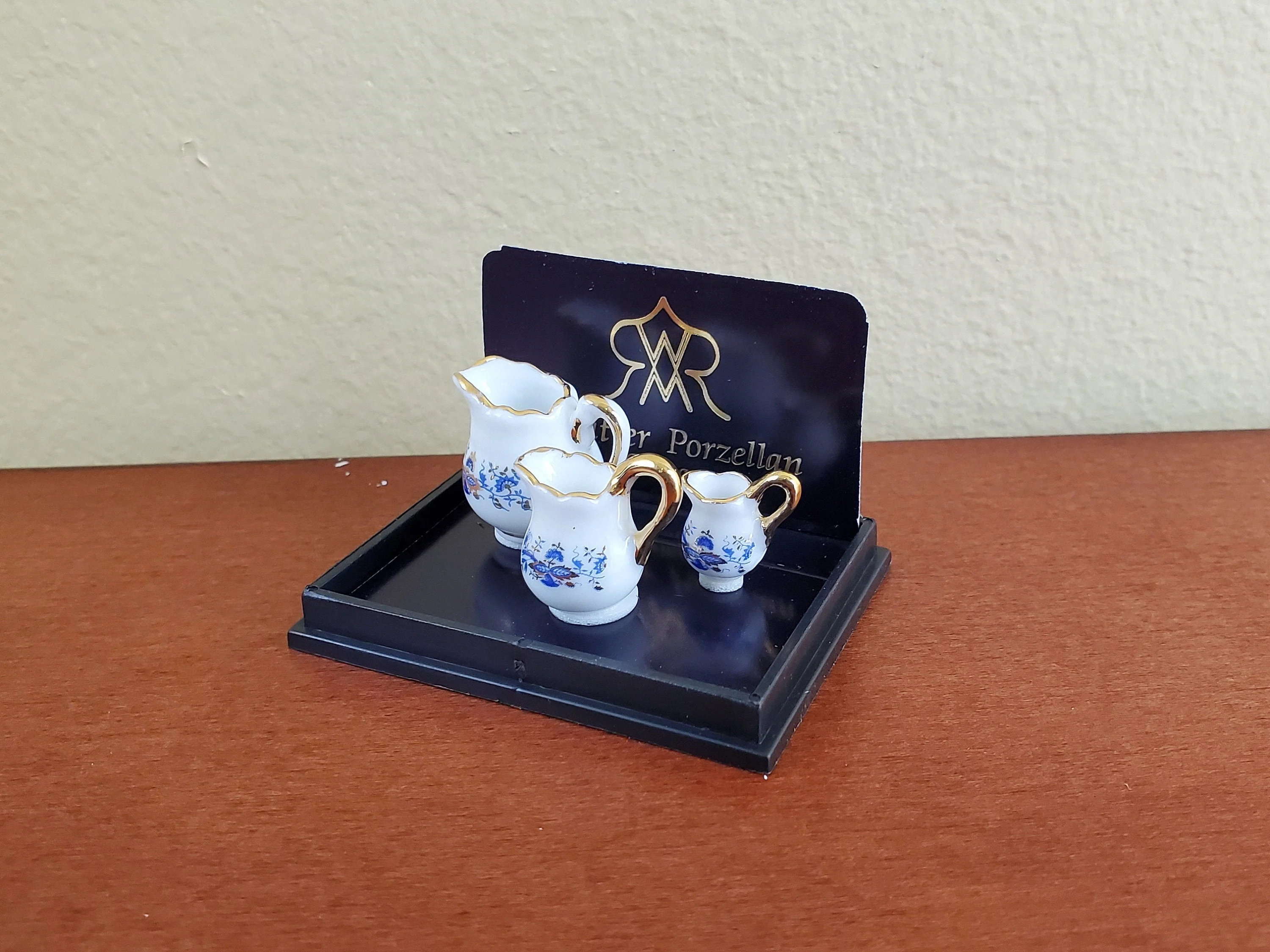 Dollhouse Pitchers x3 Reutter Porcelain 1:12 Scale Miniatures Blue Onion Pattern - Image 2