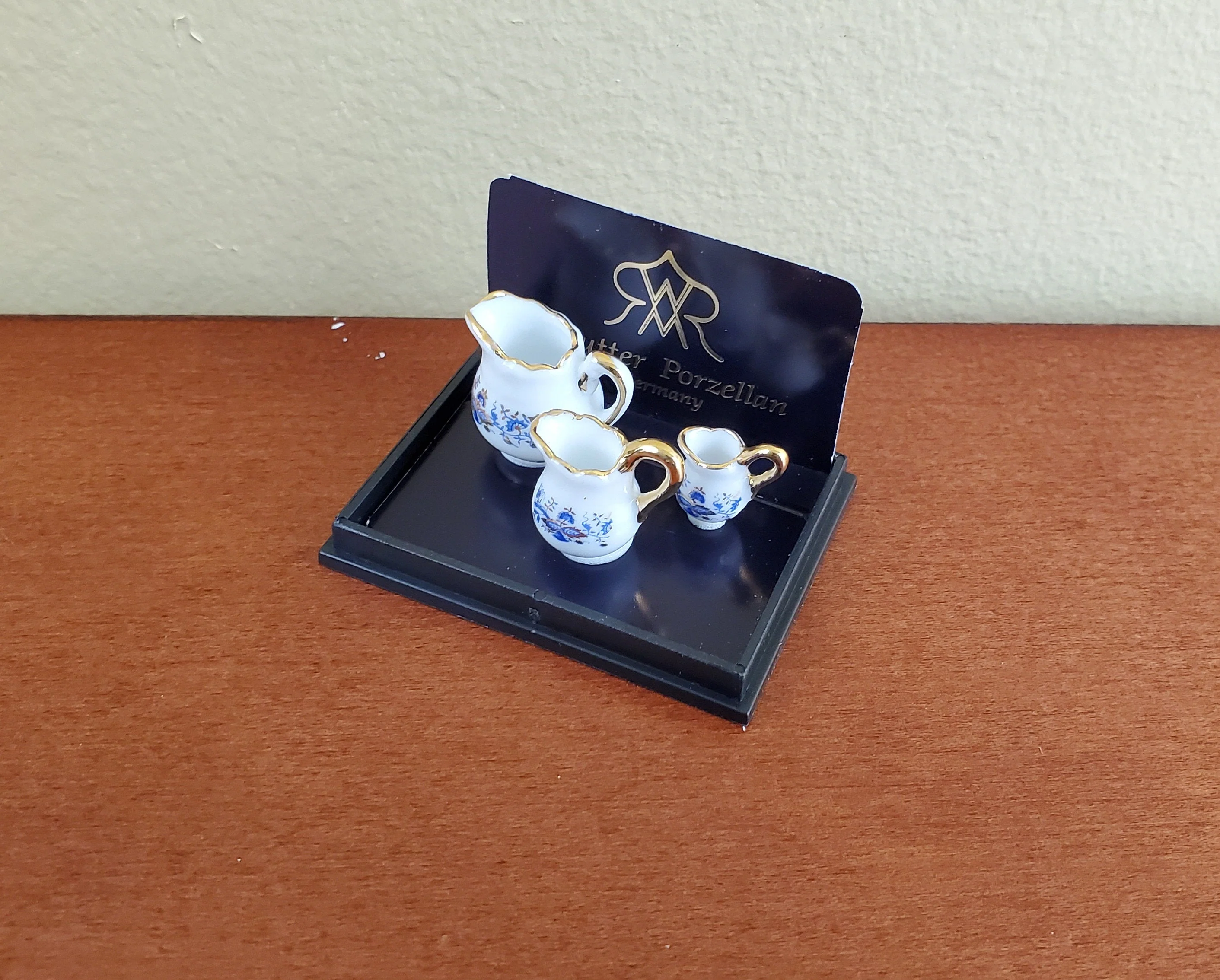 Dollhouse Pitchers x3 Reutter Porcelain 1:12 Scale Miniatures Blue Onion Pattern - Image 3