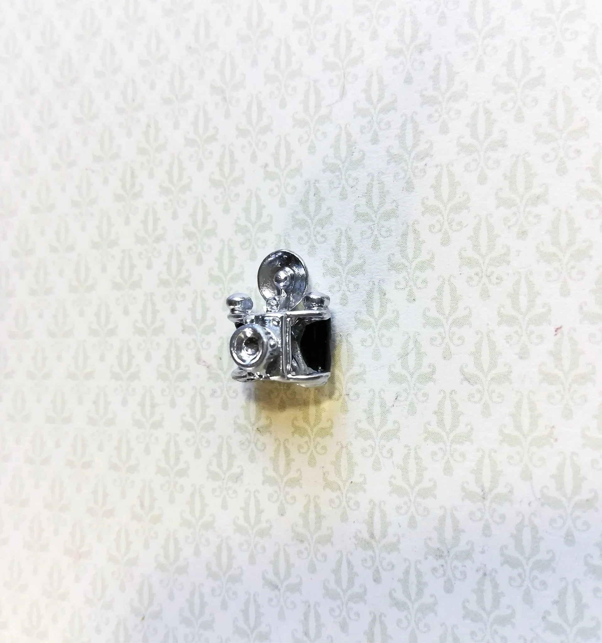 Dollhouse Miniature Camera with Flash 1:12 Scale Painted Metal - Image 3