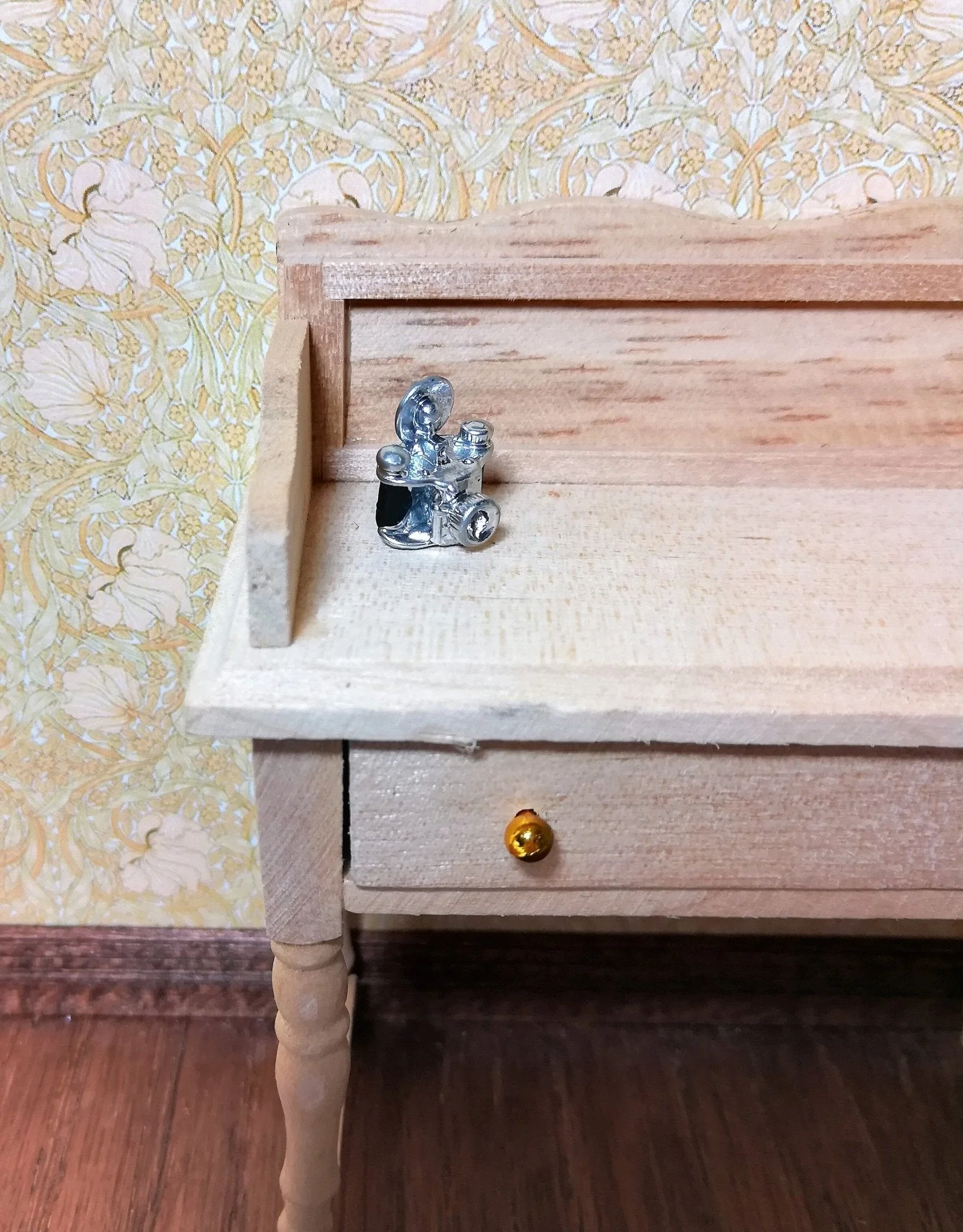 Dollhouse Miniature Camera with Flash 1:12 Scale Painted Metal - Image 4