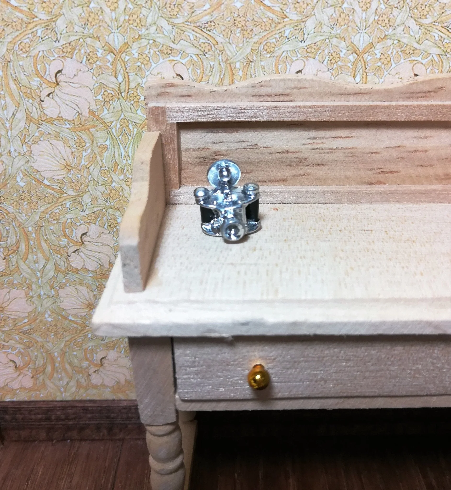 Dollhouse Miniature Camera with Flash 1:12 Scale Painted Metal - Image 5