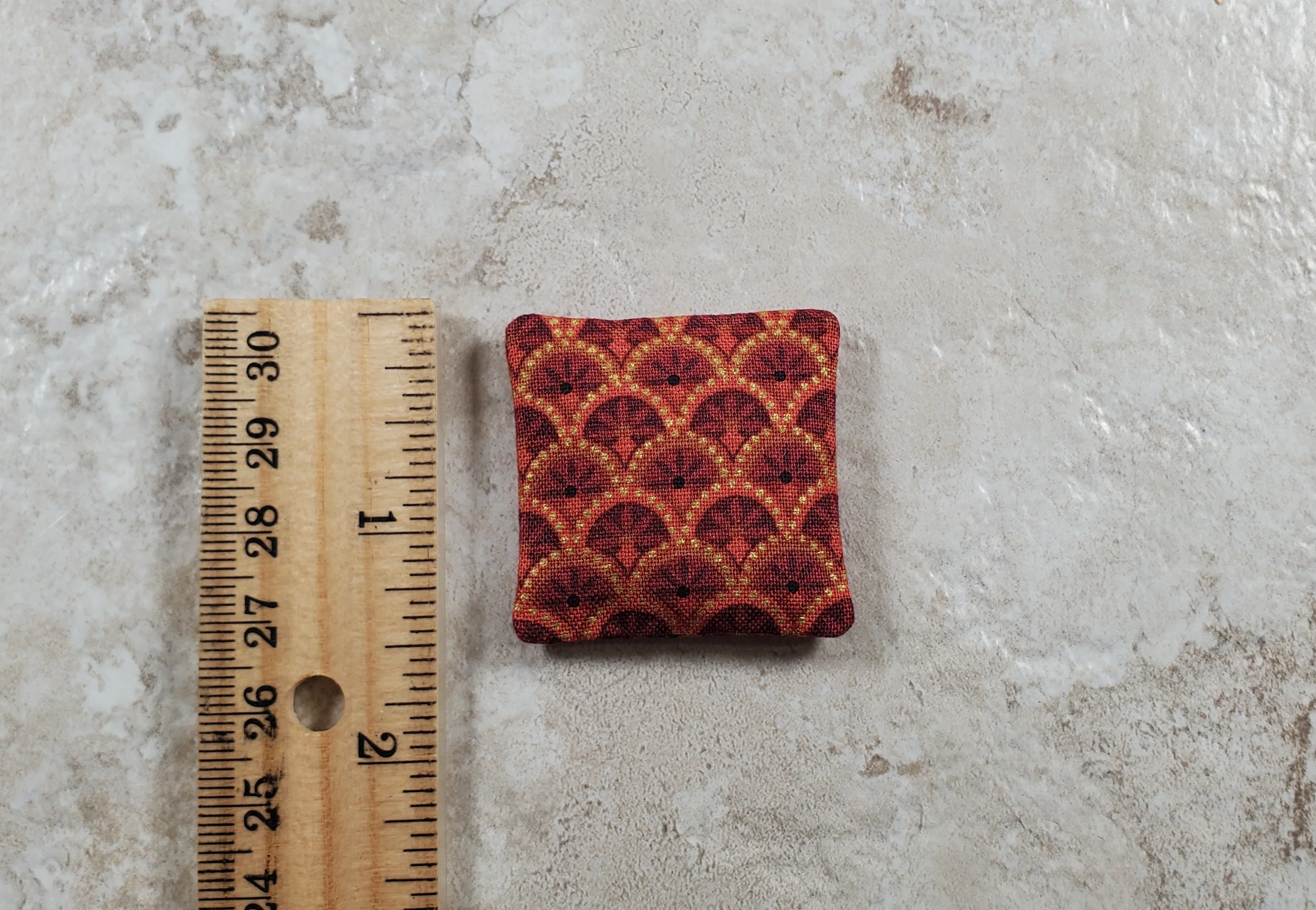 Dollhouse Miniature Dark Red & Rust Festive 1:12 Scale 1 1/2" - Image 3