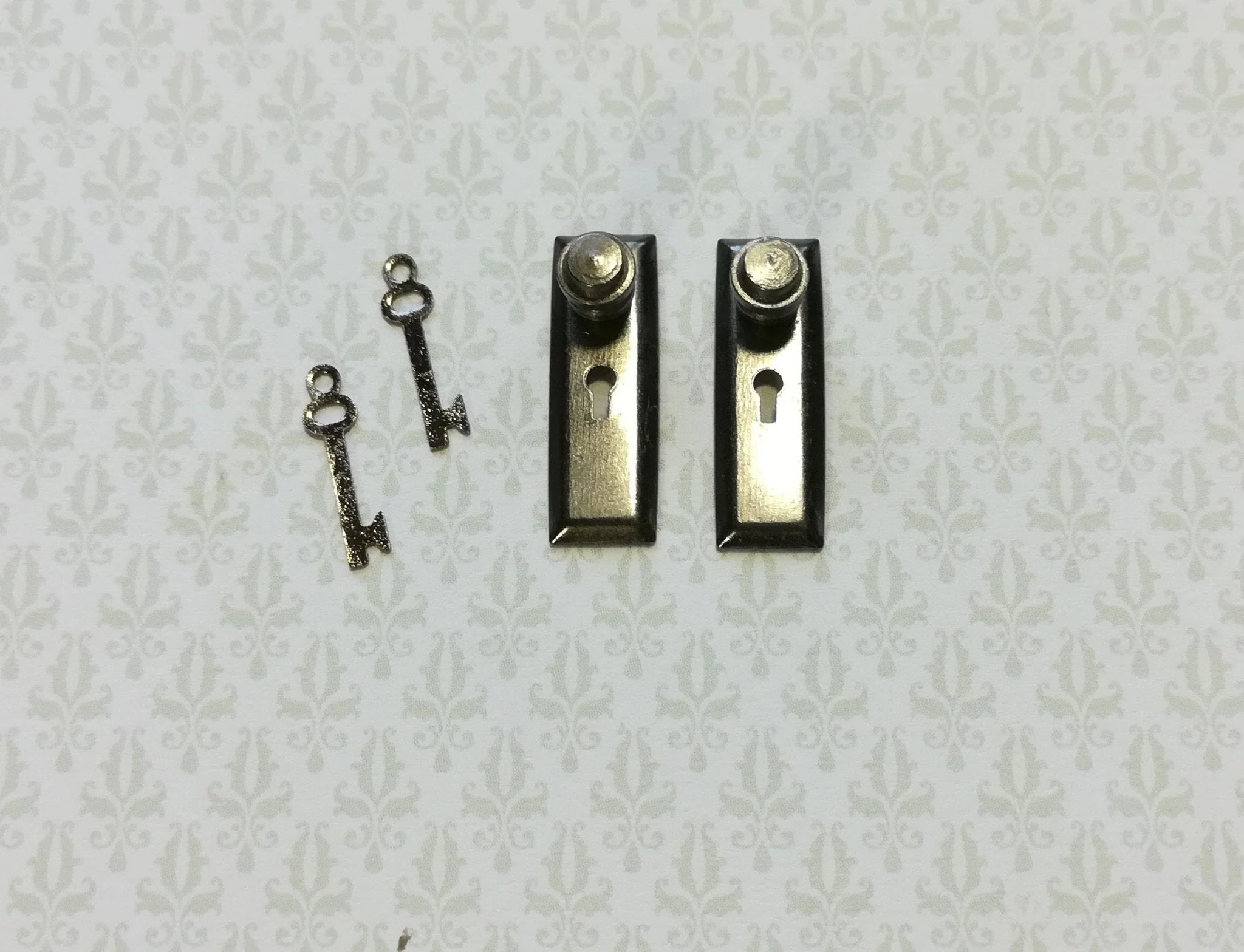 Dollhouse Miniature Doorknobs and Plates Set with Keyhole 1:12 Scale Pewter