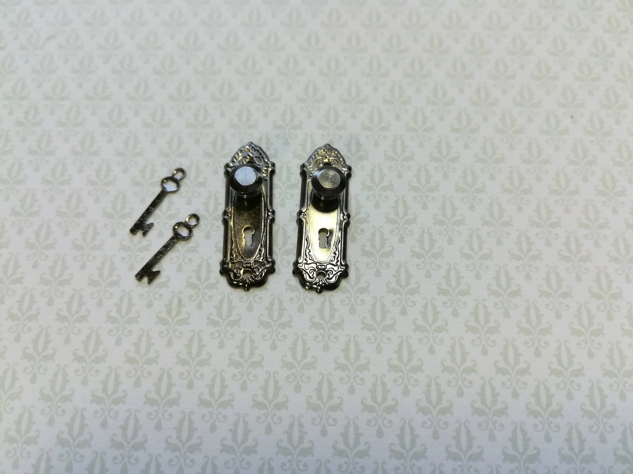 Dollhouse Miniature Doorknobs and Plates Set with Keyhole 1:12 Scale Pewter