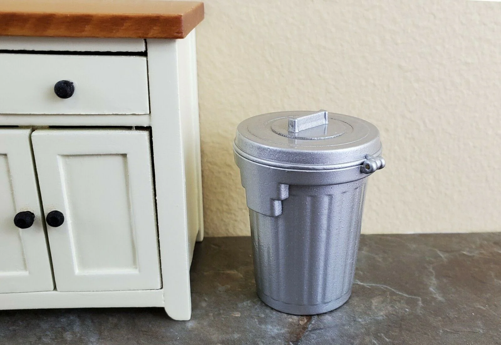 Dollhouse Miniature Garbage Can Waste Paper Baskets Metal Opening Lid 1:12 Scale
