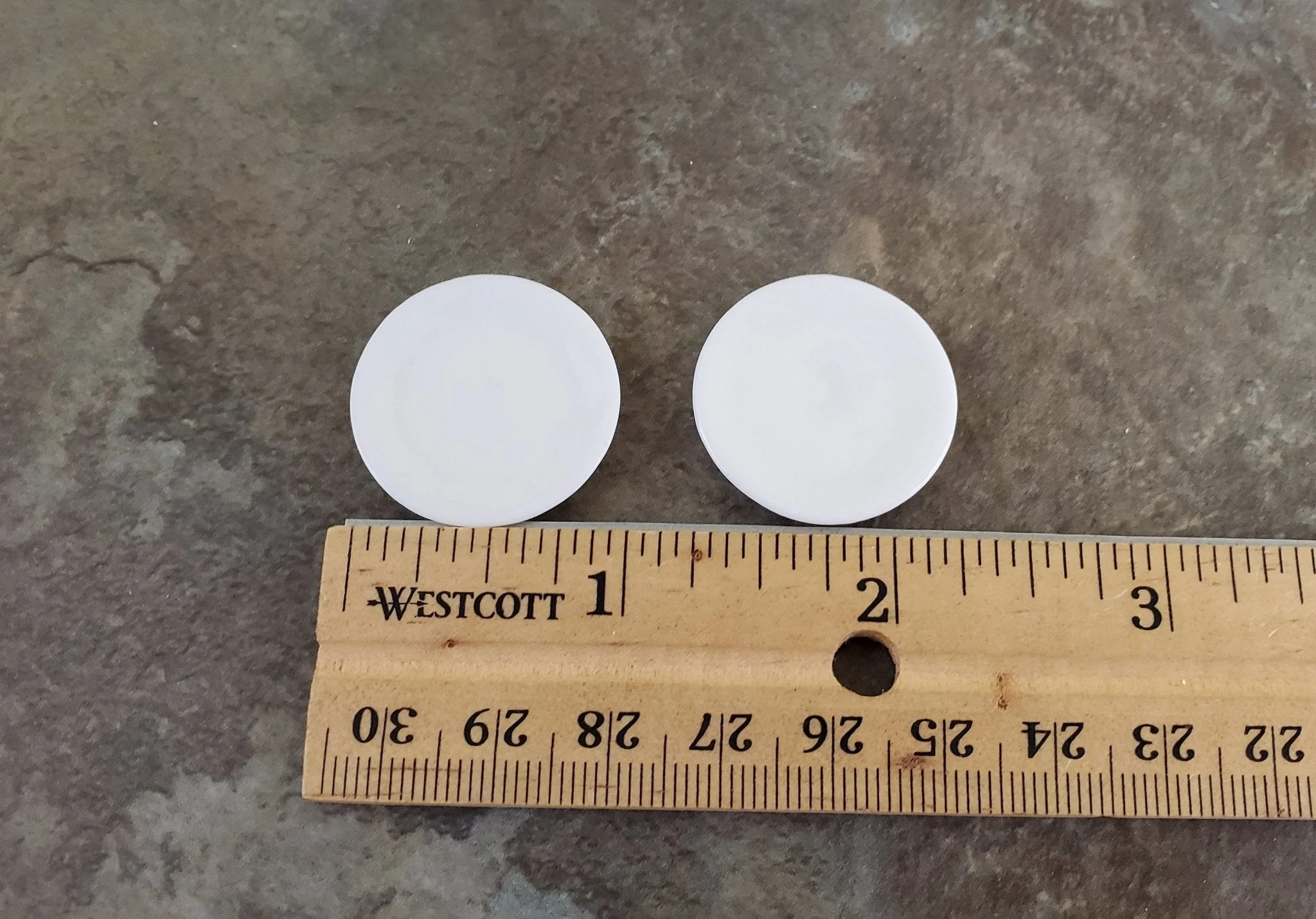 Dollhouse Miniature Glass Plates All White Ceramic x2 1:12 Scale 1" IM65636 - Image 3