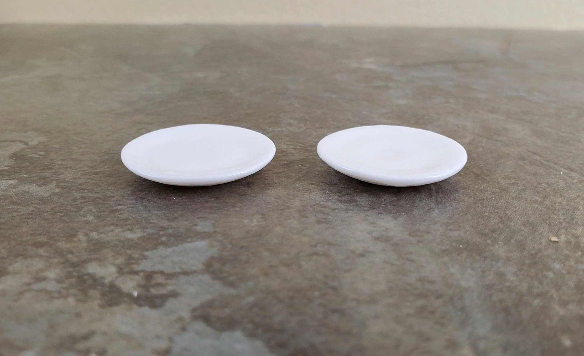 Dollhouse Miniature Glass Plates All White Ceramic x2 1:12 Scale 1" IM65636 - Image 4