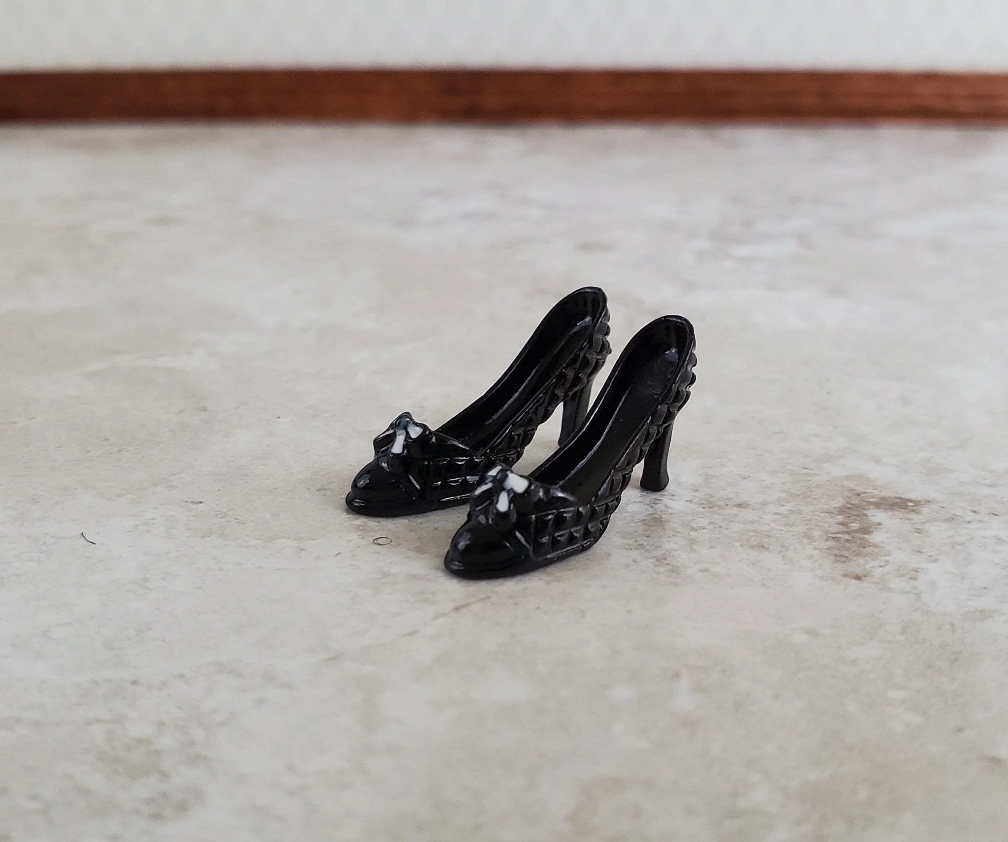 Dollhouse Miniature Ladies High Heel Shoes Pumps Black with Bow 1:12 Scale Metal - Image 2
