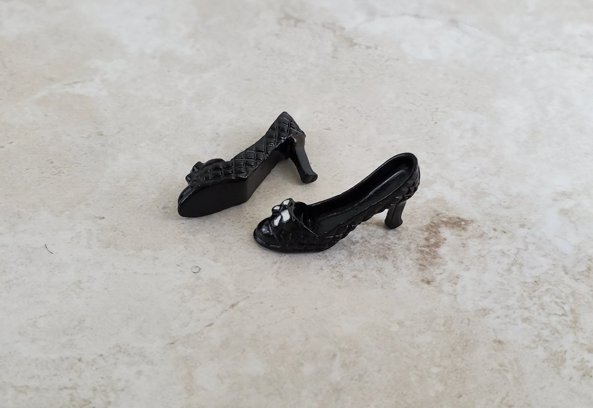 Dollhouse Miniature Ladies High Heel Shoes Pumps Black with Bow 1:12 Scale Metal - Image 3