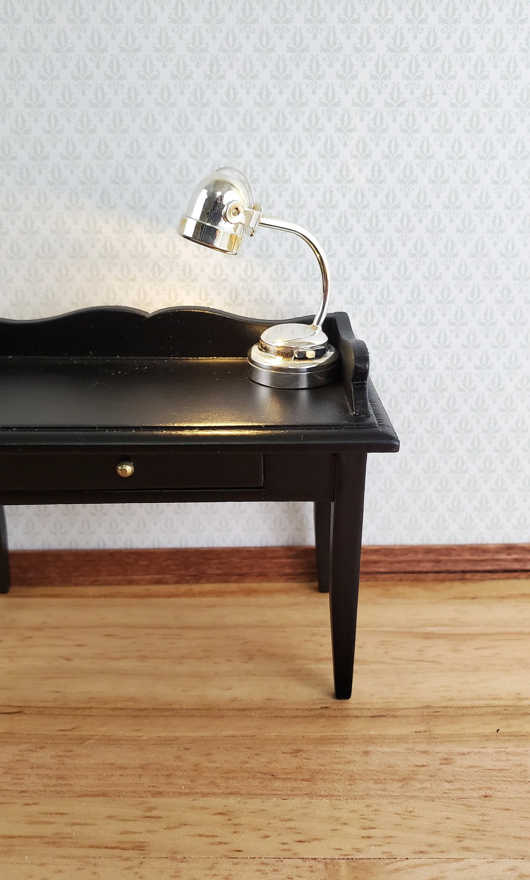 Dollhouse Miniature Battery Light Modern Desk Lamp Silver 1:12 Scale by Houseworks - Image 3