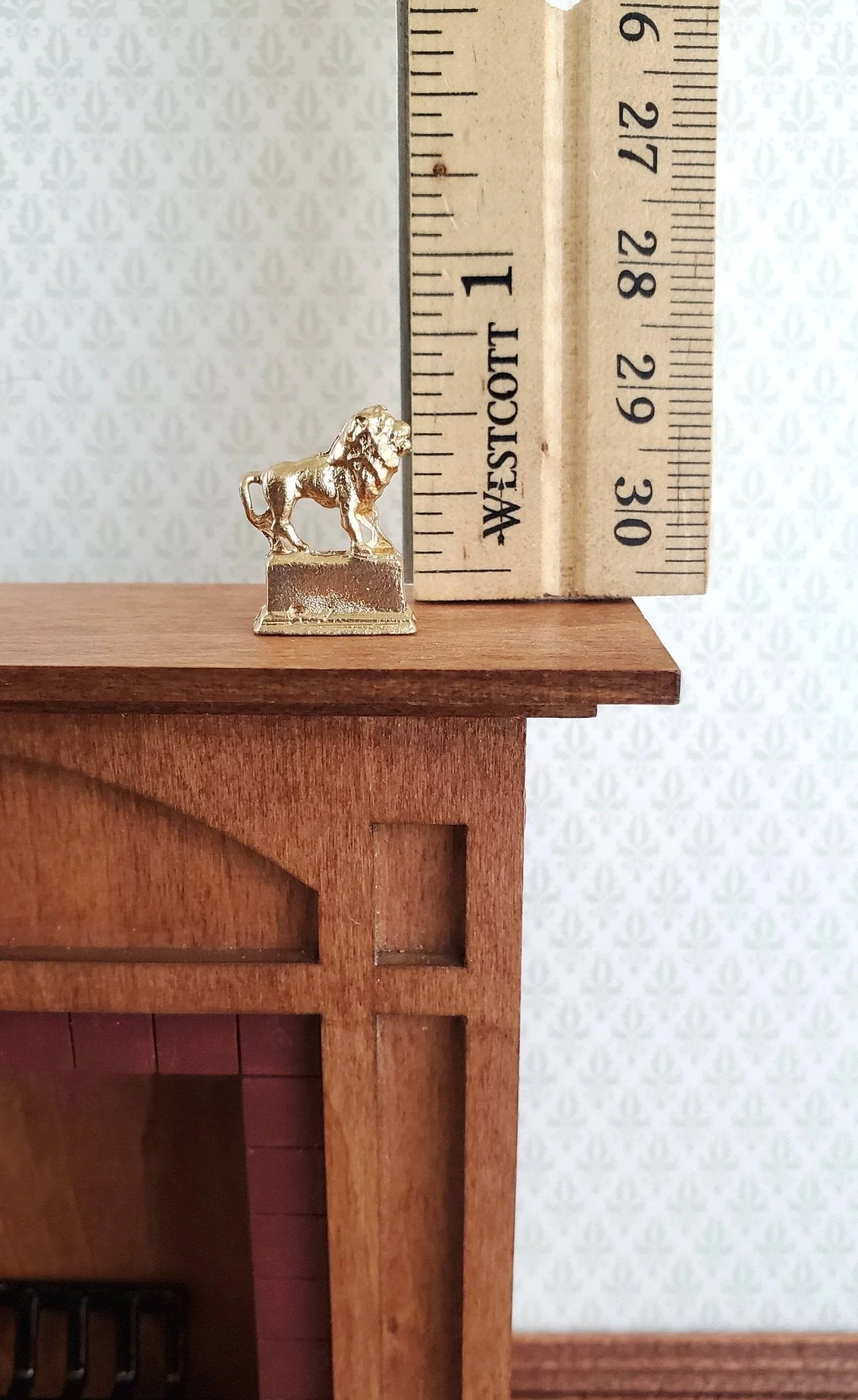 Dollhouse Miniature Lion Statue Trophy Gold 1:12 Scale Painted Metal - Image 4