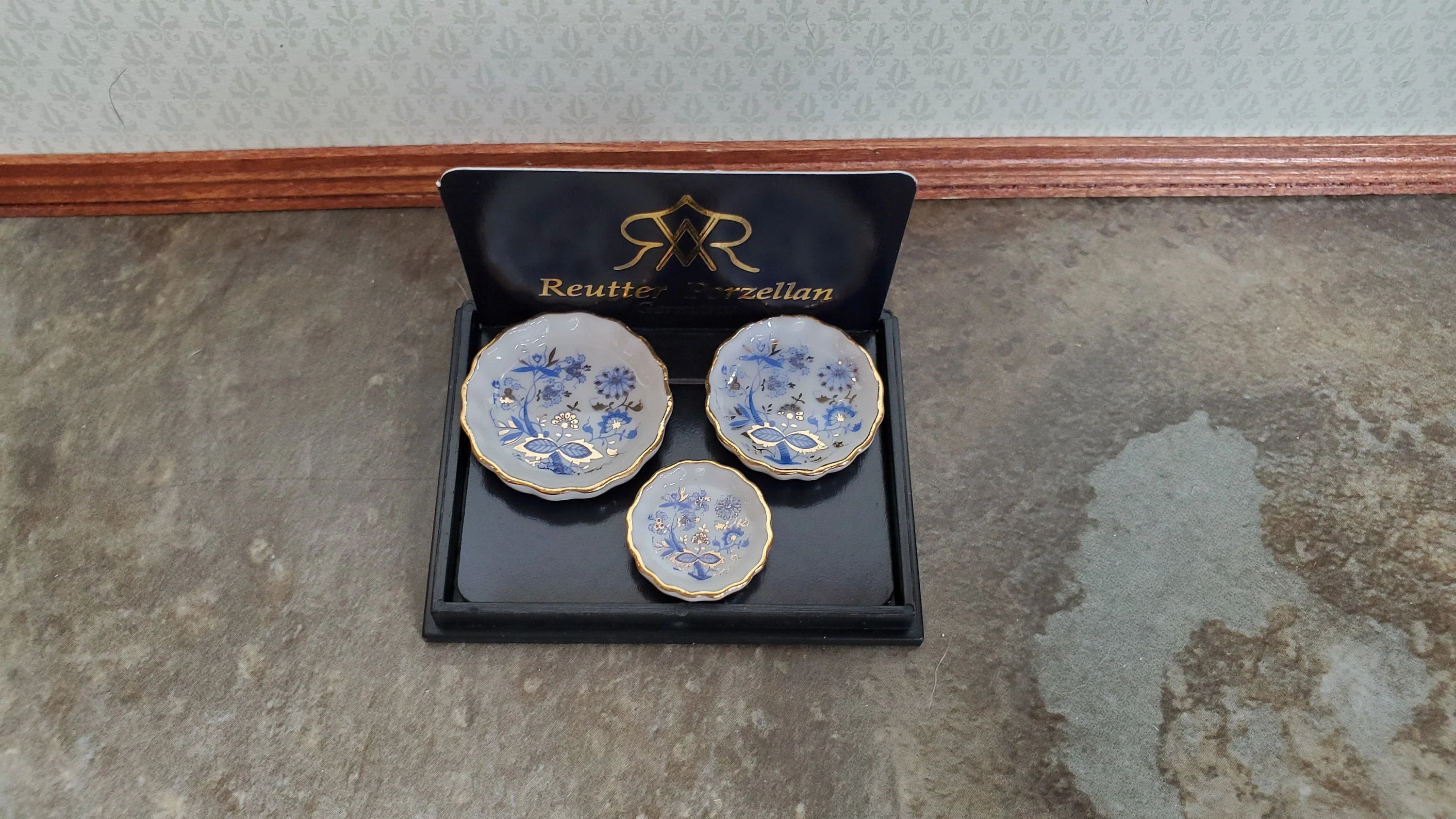 Dollhouse Pie & Tart Plates Dishes Reutter Porcelain 1:12 Scale Blue Onion Pattern - Image 2