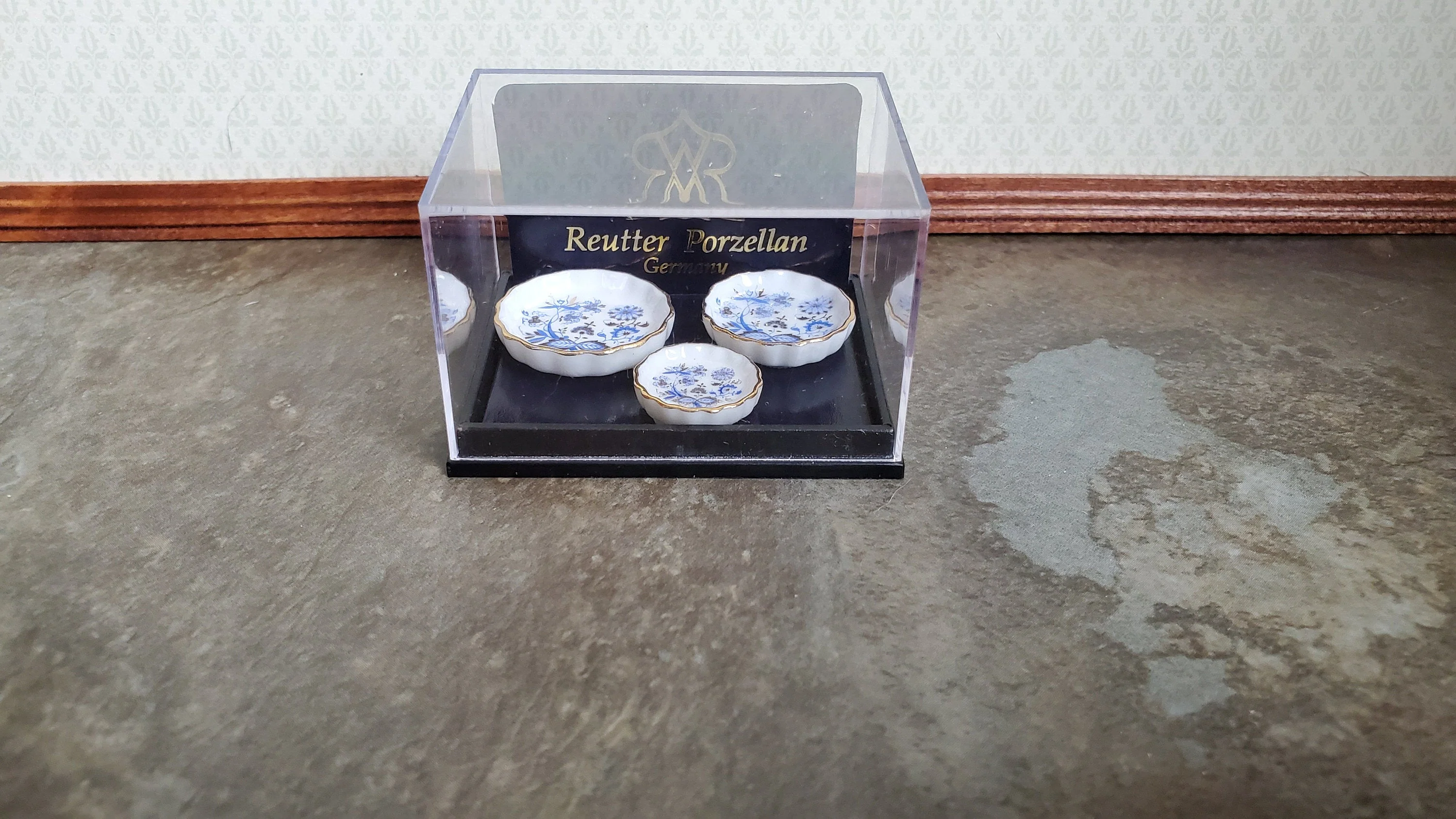 Dollhouse Pie & Tart Plates Dishes Reutter Porcelain 1:12 Scale Blue Onion Pattern - Image 3