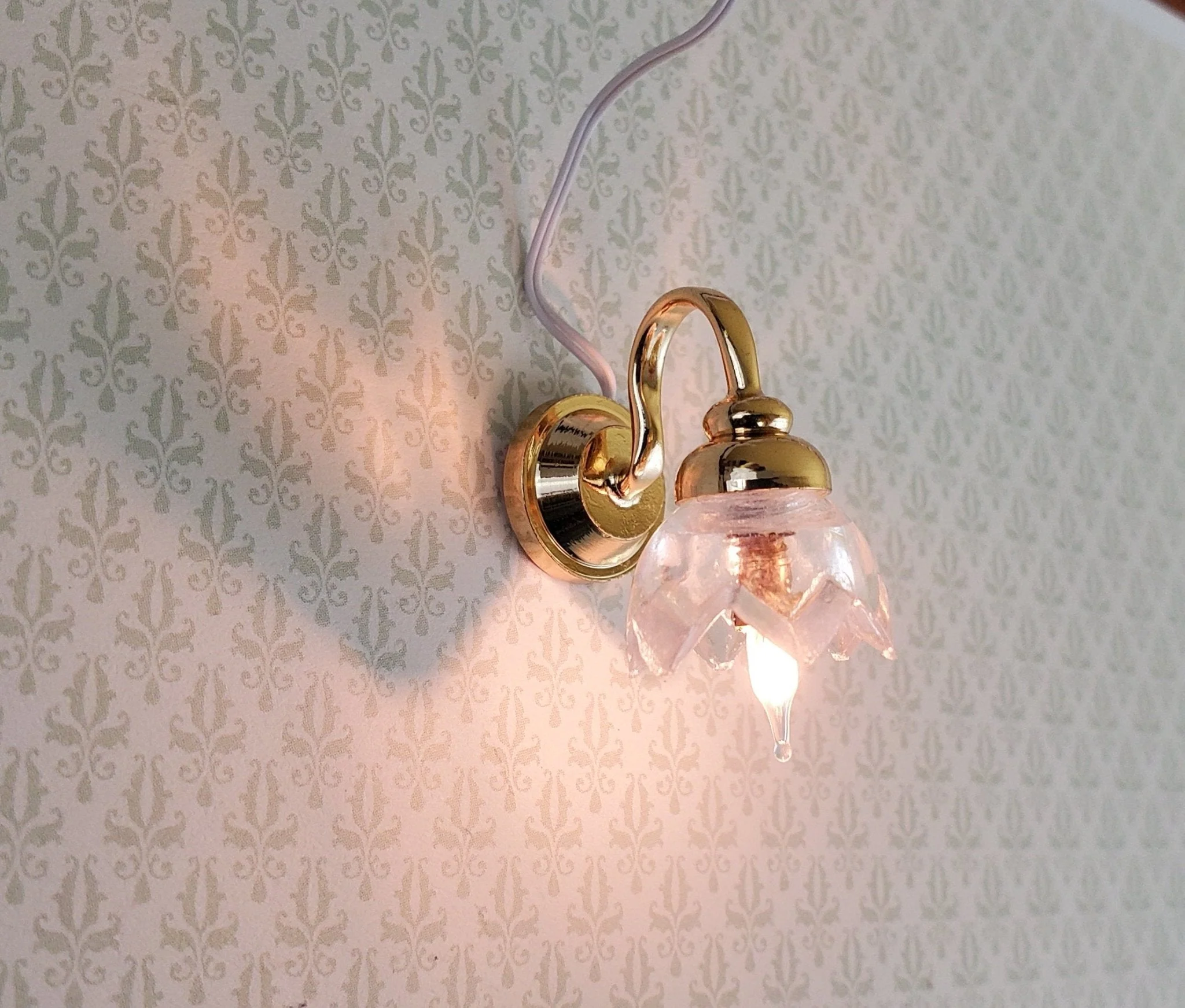 Dollhouse Miniature Sconce Lily Flower Shade Gold 12 Volt 1:12 Wall Light - Image 5