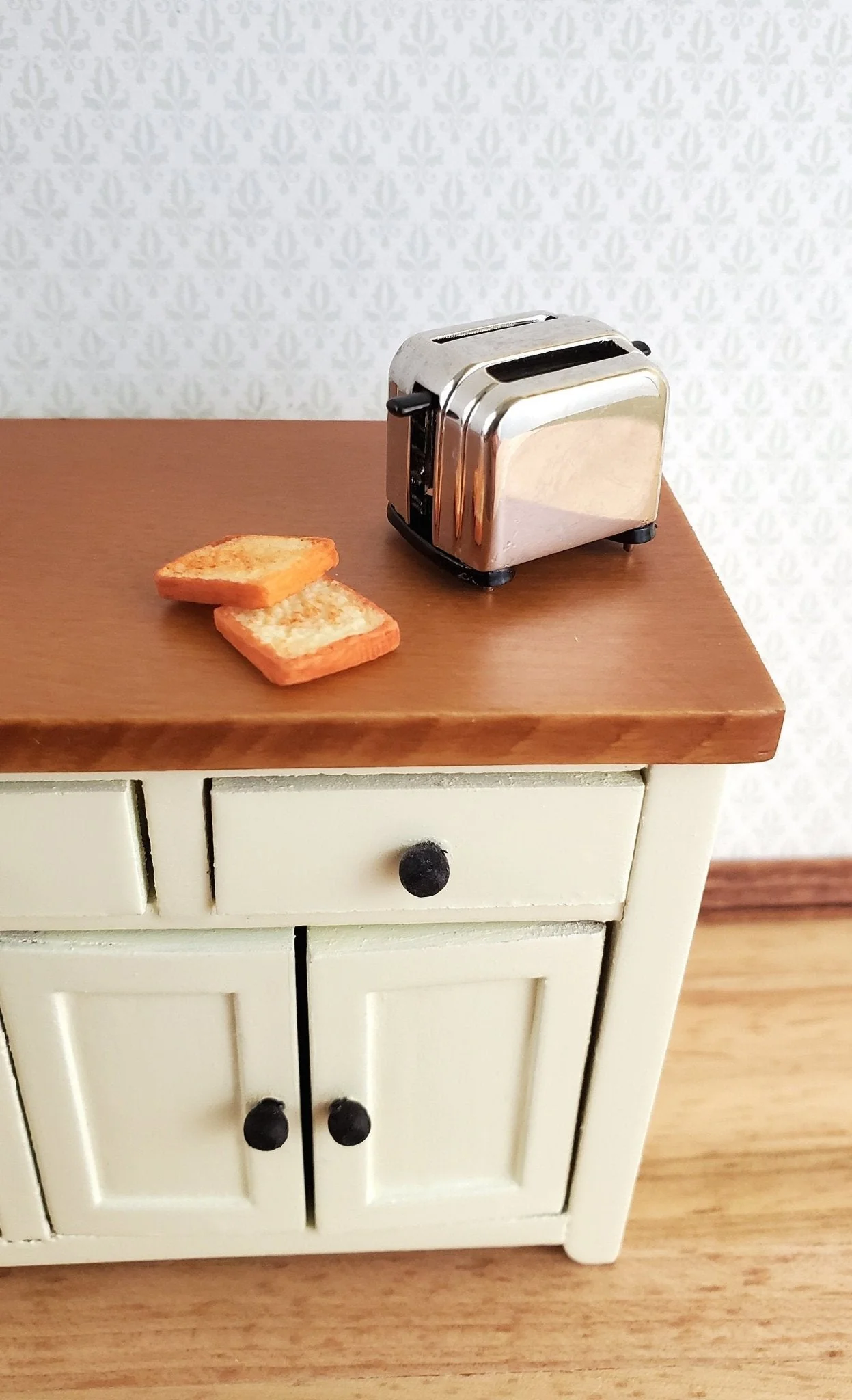 Dollhouse Miniature Silver Toaster with 2 Pieces of Toast 1:12 Scale Kitchen Accessories