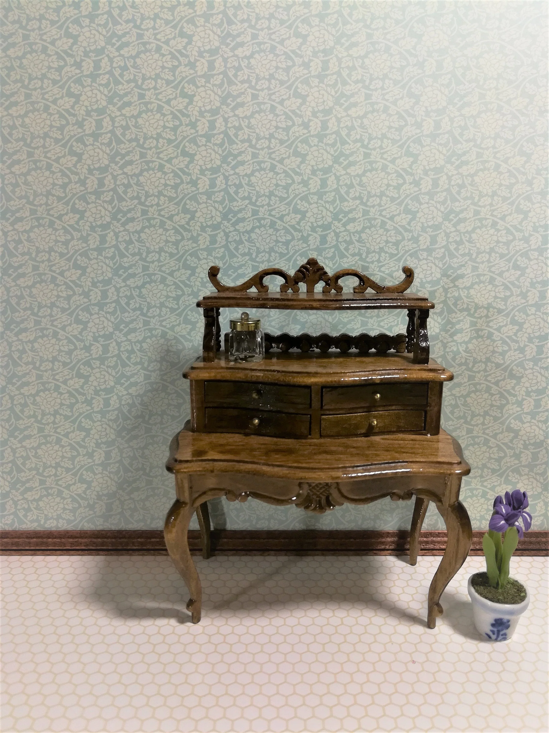 Dollhouse Miniature Wallpaper Pale Green & Cream "Tea Rose" Brodnax 1:12 Scale - Image 3
